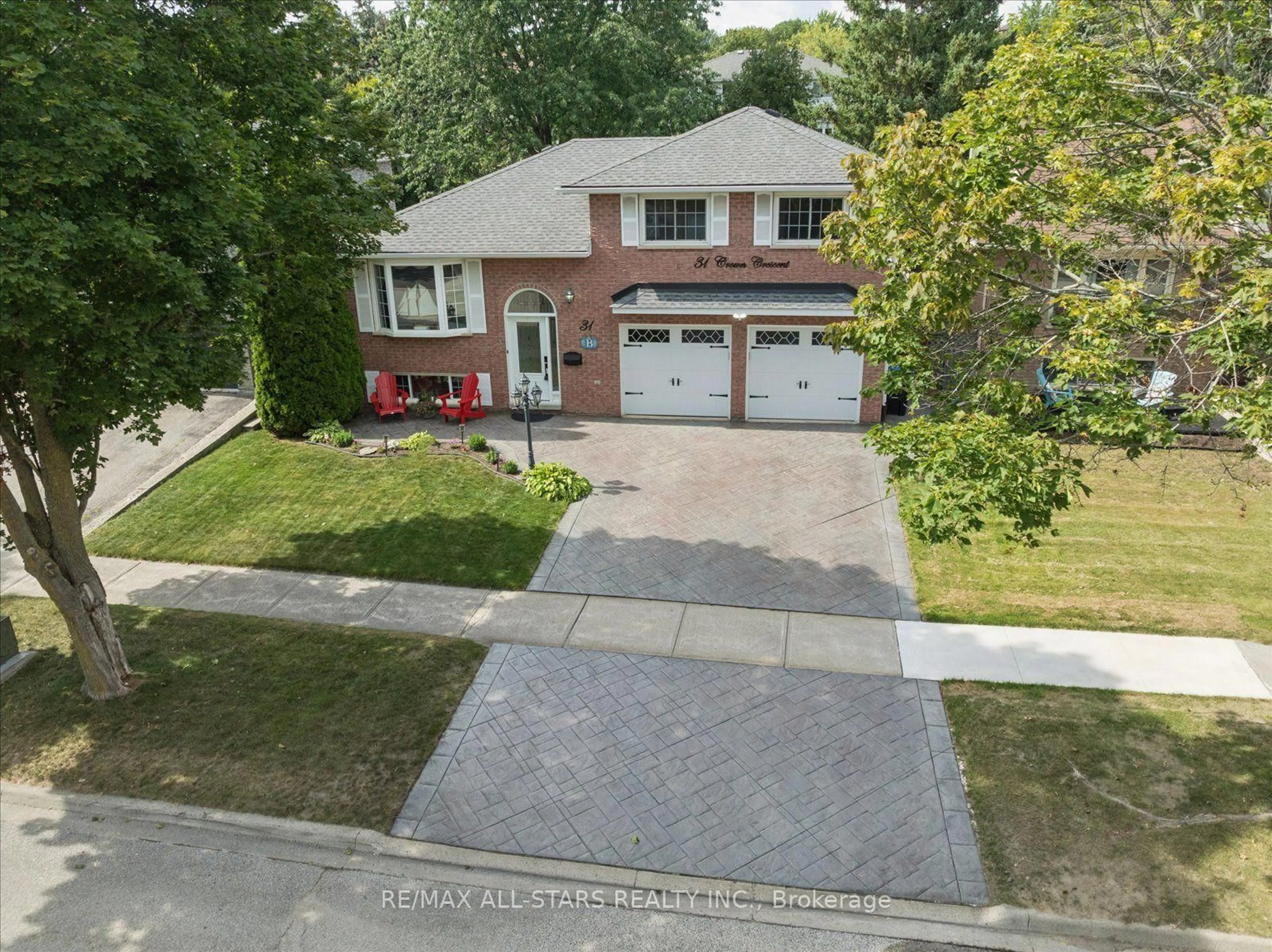 A pic from outside/outdoor area/front of a property/back of a property/a pic from drone, street for 31 Crown Cres, Bradford West Gwillimbury Ontario L3Z 2M7