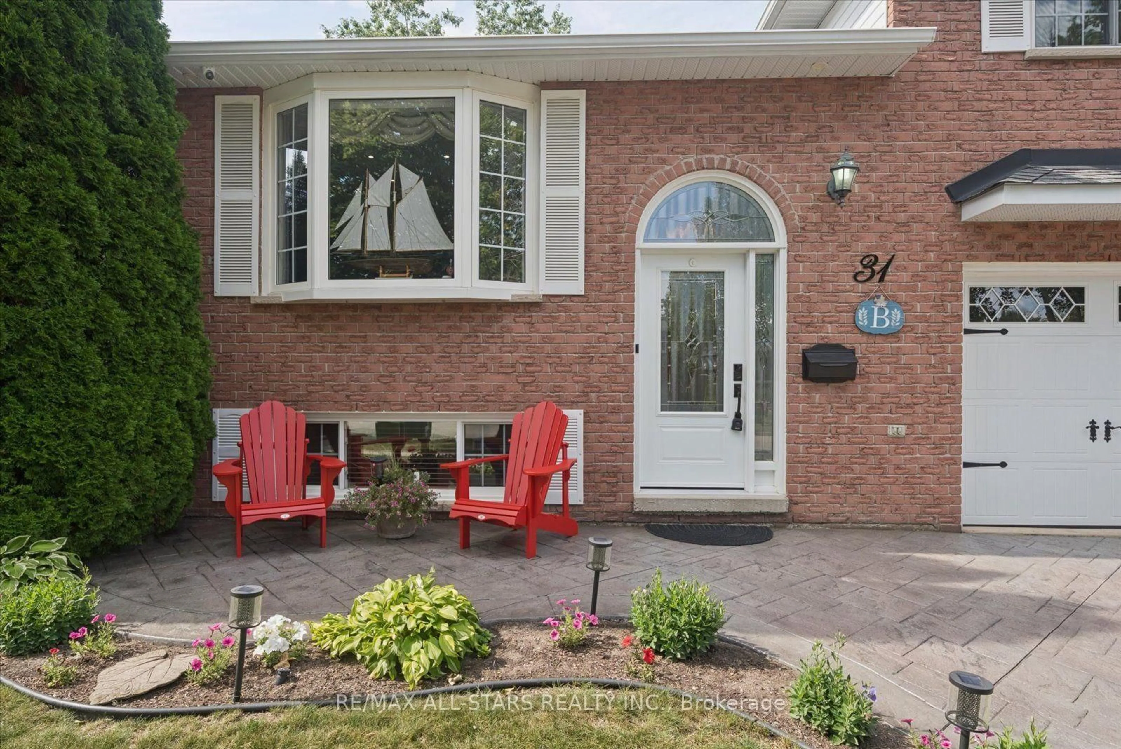 Home with brick exterior material, street for 31 Crown Cres, Bradford West Gwillimbury Ontario L3Z 2M7