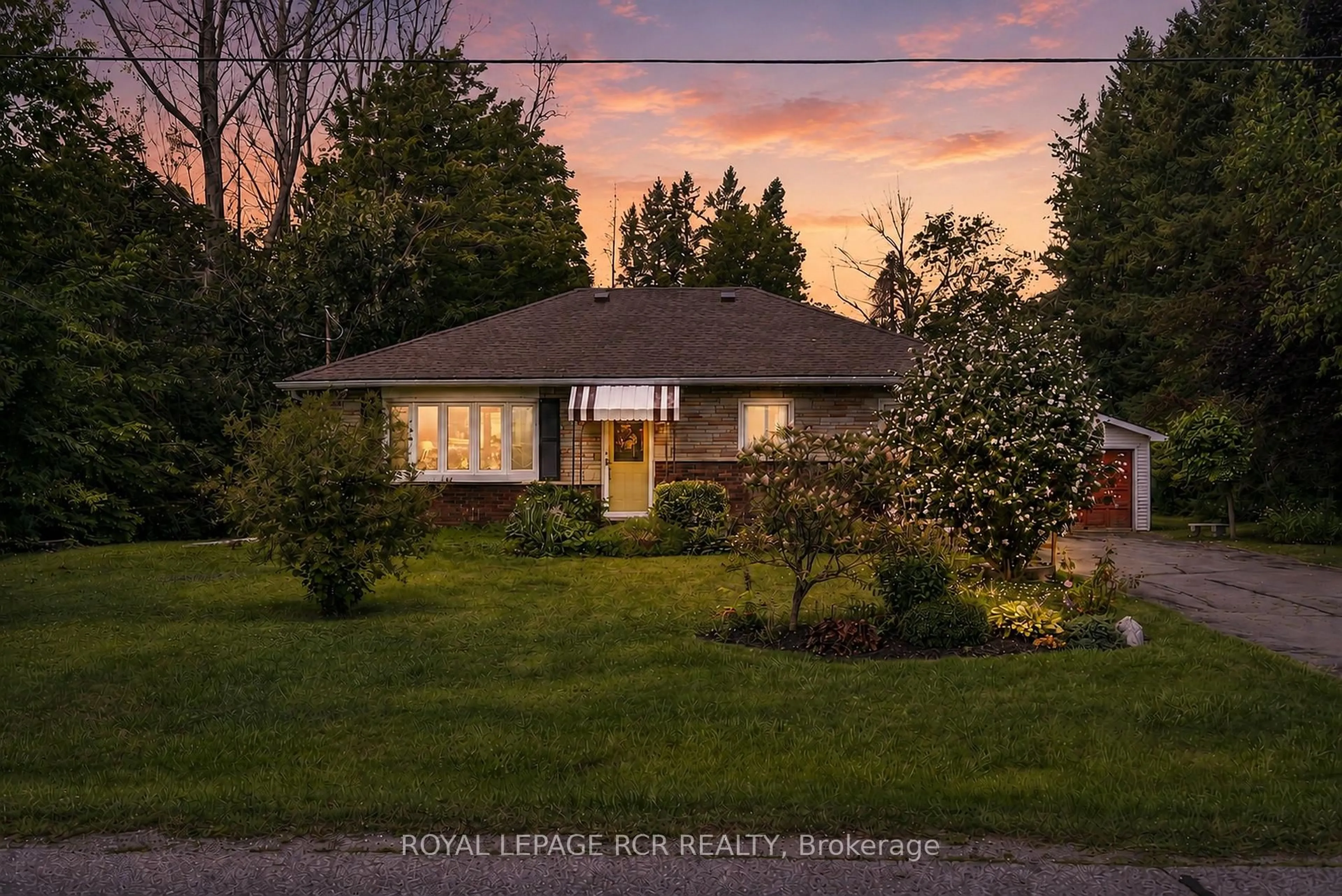 A pic from outside/outdoor area/front of a property/back of a property/a pic from drone, street for 36 May Ave, East Gwillimbury Ontario L0G 1V0