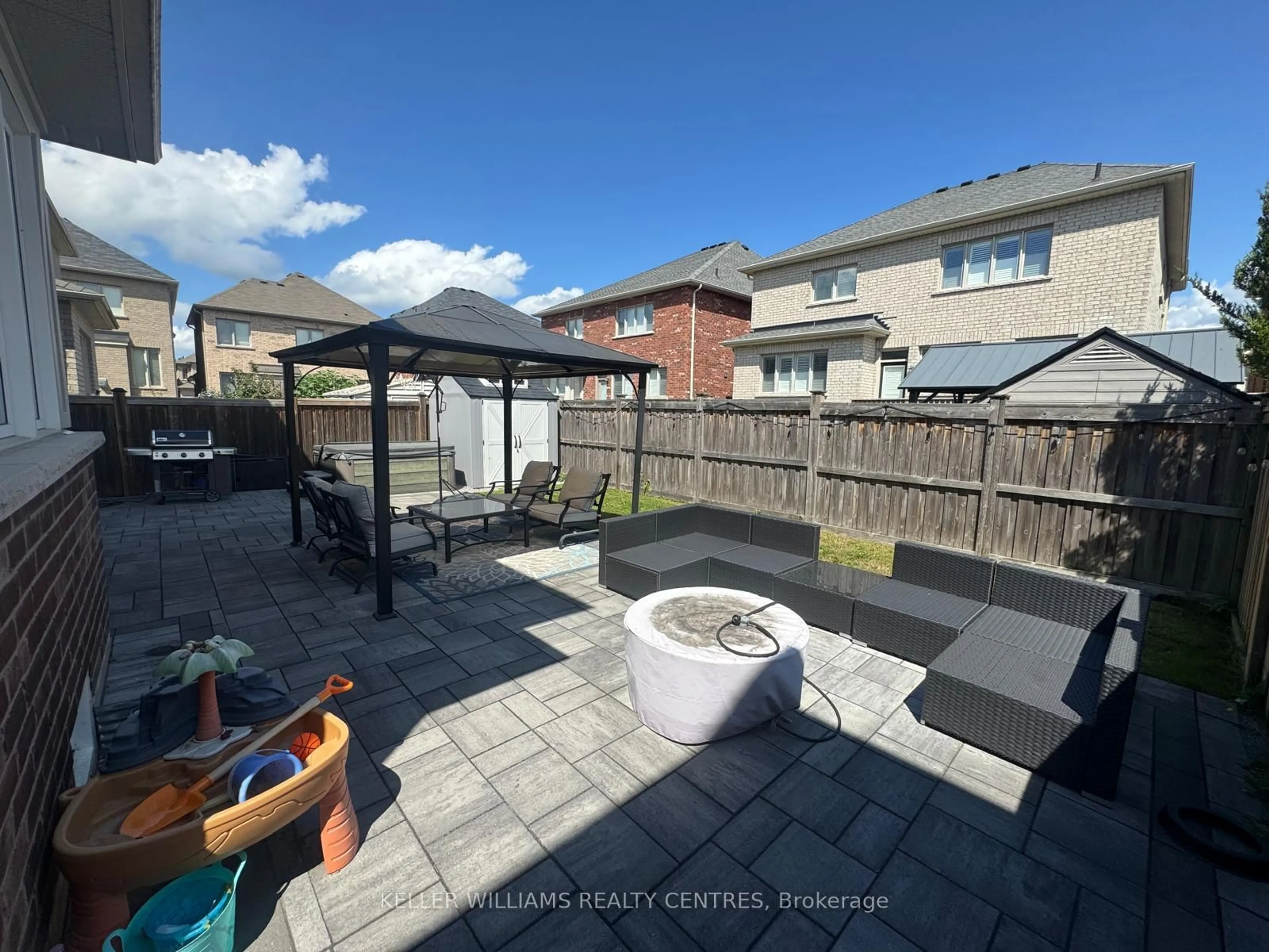 A pic from outside/outdoor area/front of a property/back of a property/a pic from drone, street for 2 Creekland Ave, Whitchurch-Stouffville Ontario L4A 1T8