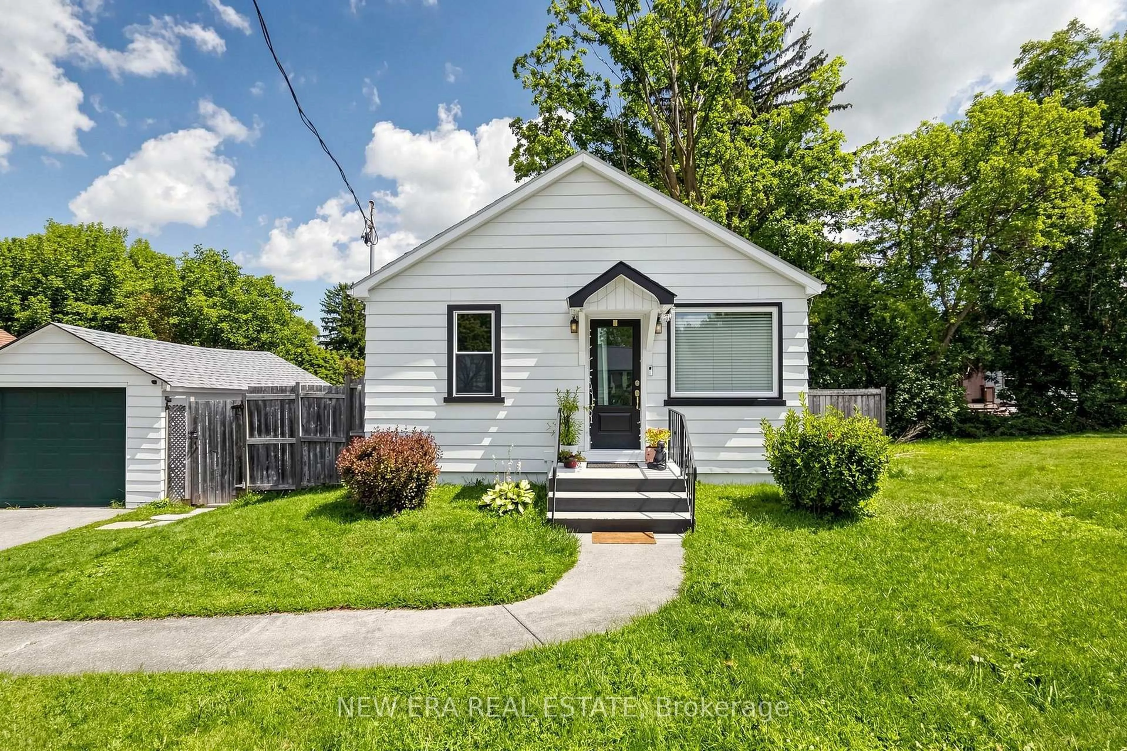 Home with vinyl exterior material, street for 247 Muriel St, Newmarket Ontario L3Y 3N2
