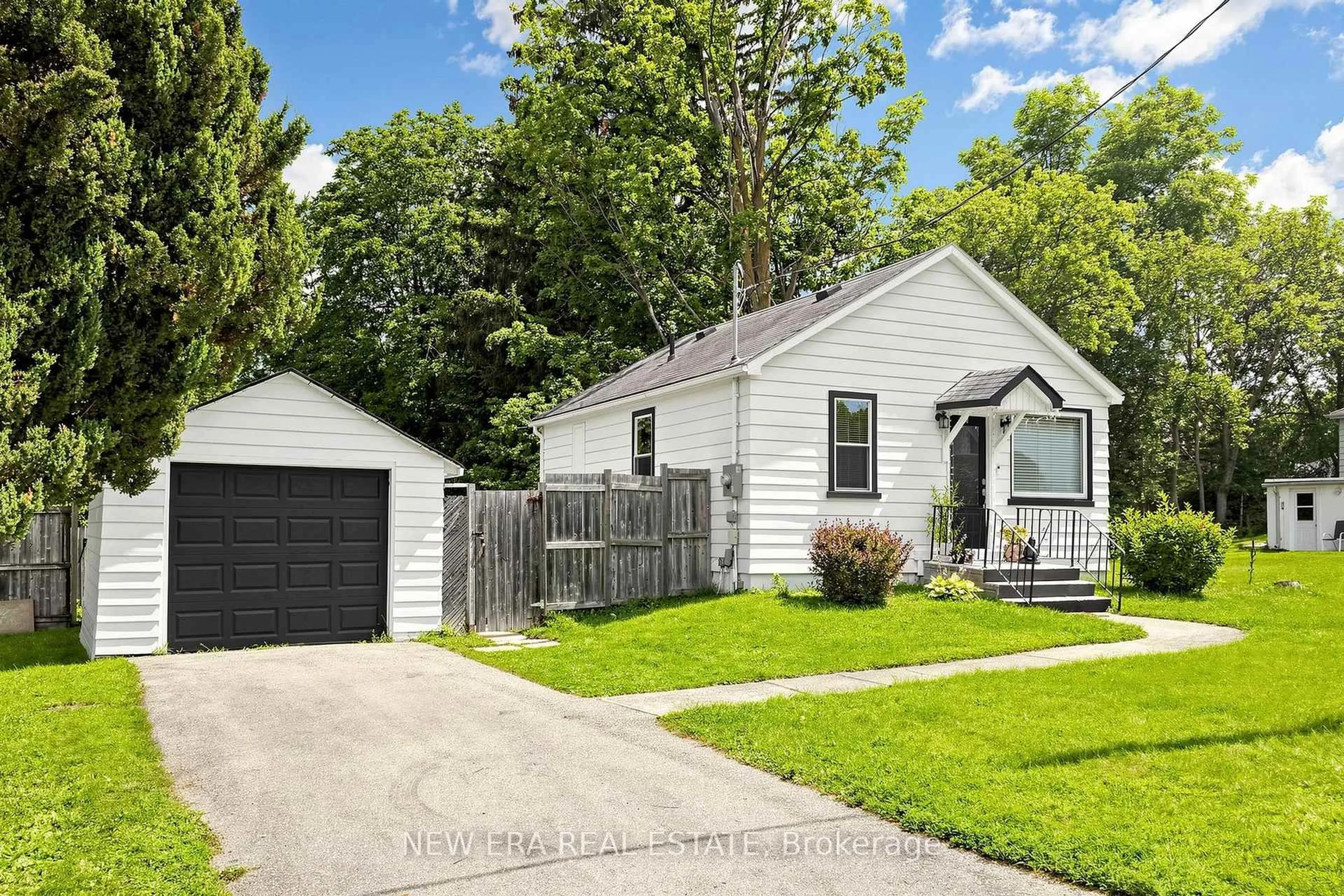 Home with vinyl exterior material, street for 247 Muriel St, Newmarket Ontario L3Y 3N2