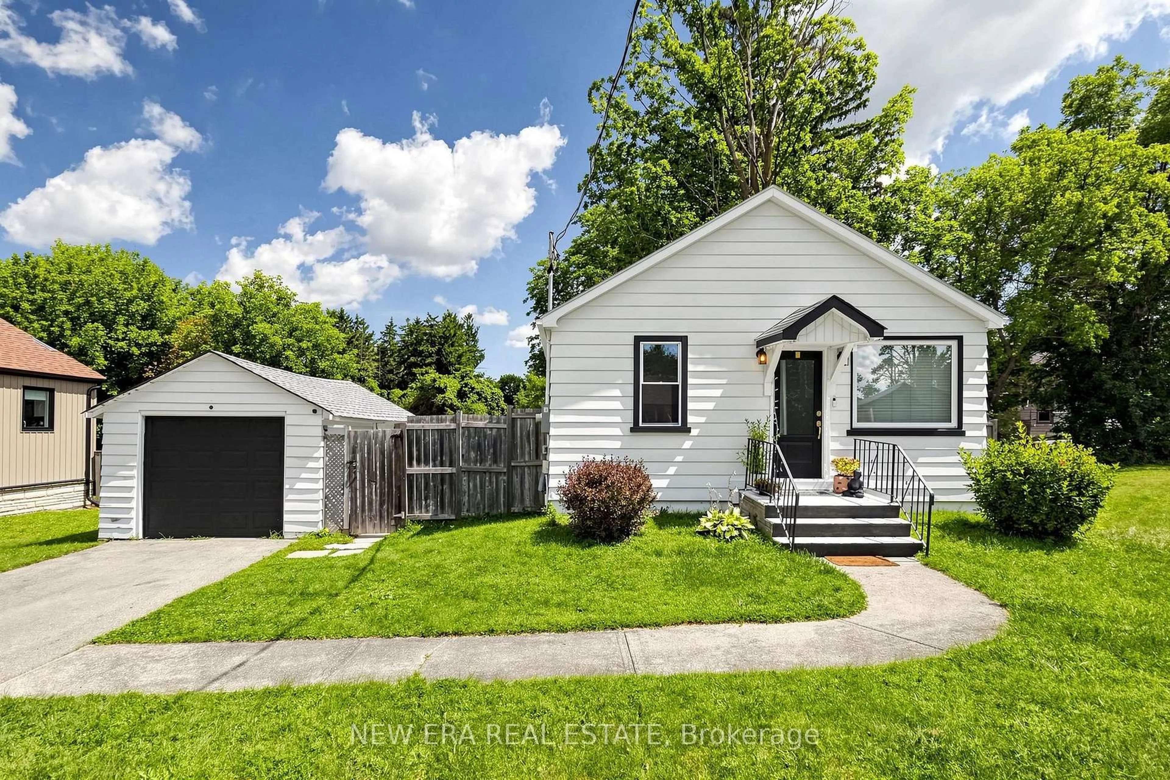 Home with vinyl exterior material, street for 247 Muriel St, Newmarket Ontario L3Y 3N2