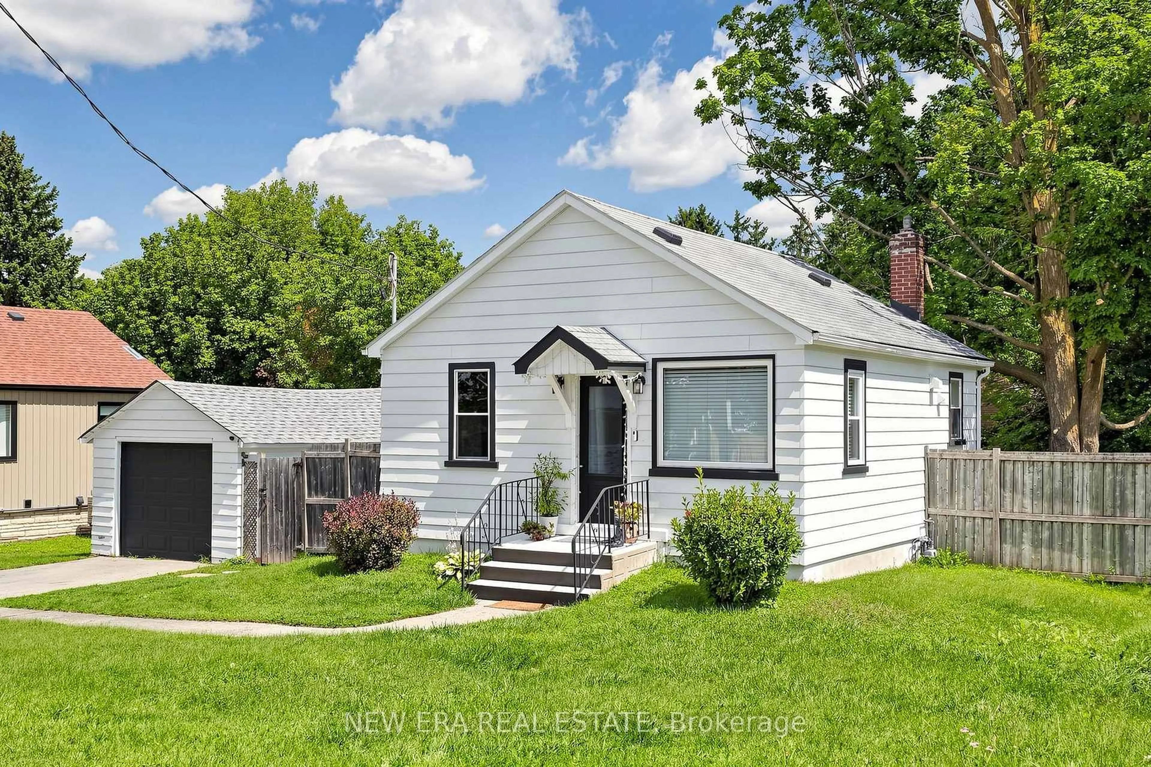 Home with vinyl exterior material, street for 247 Muriel St, Newmarket Ontario L3Y 3N2