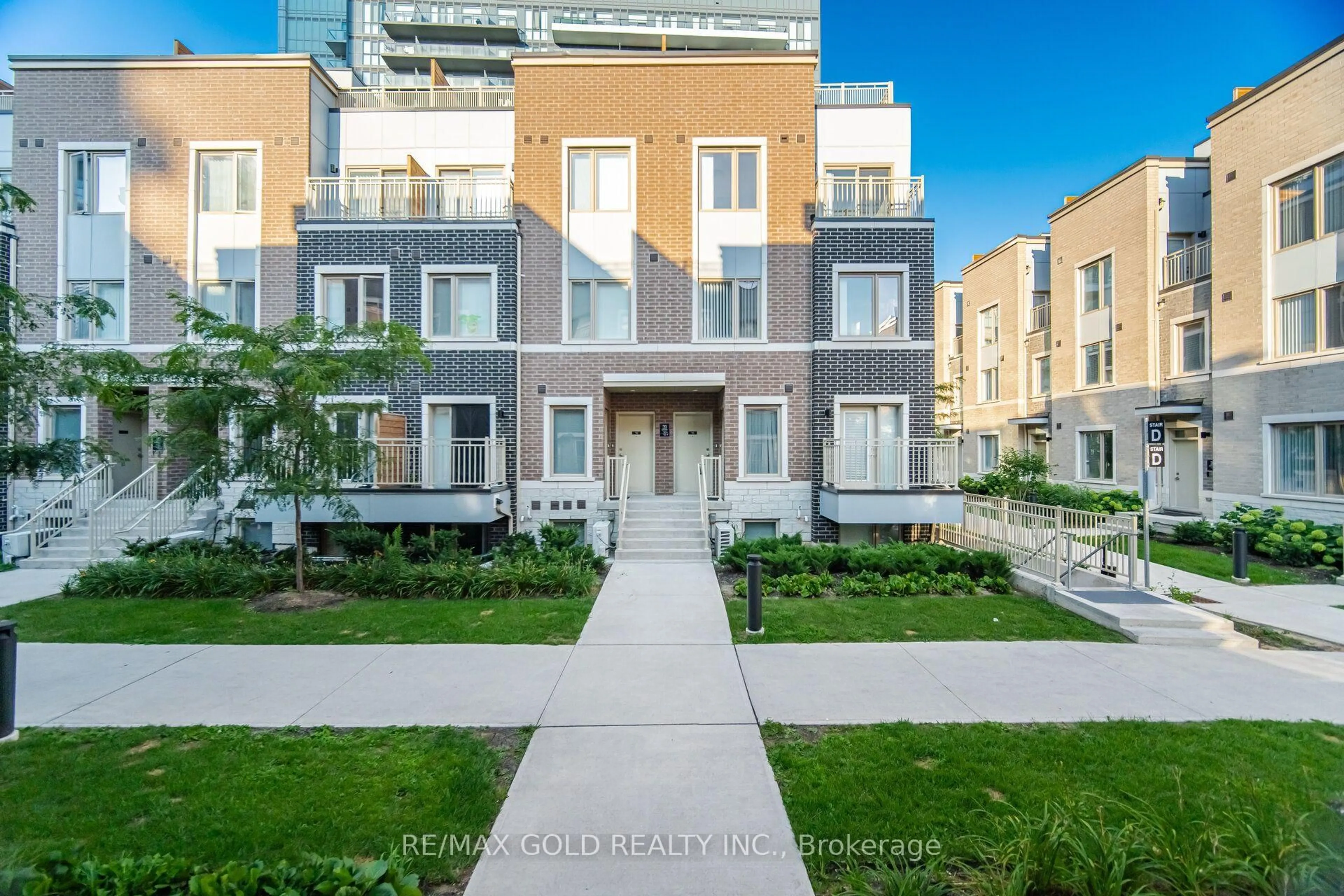 Patio, street for 39 Honeycrisp Cres #TH83, Vaughan Ontario L4K 0N1