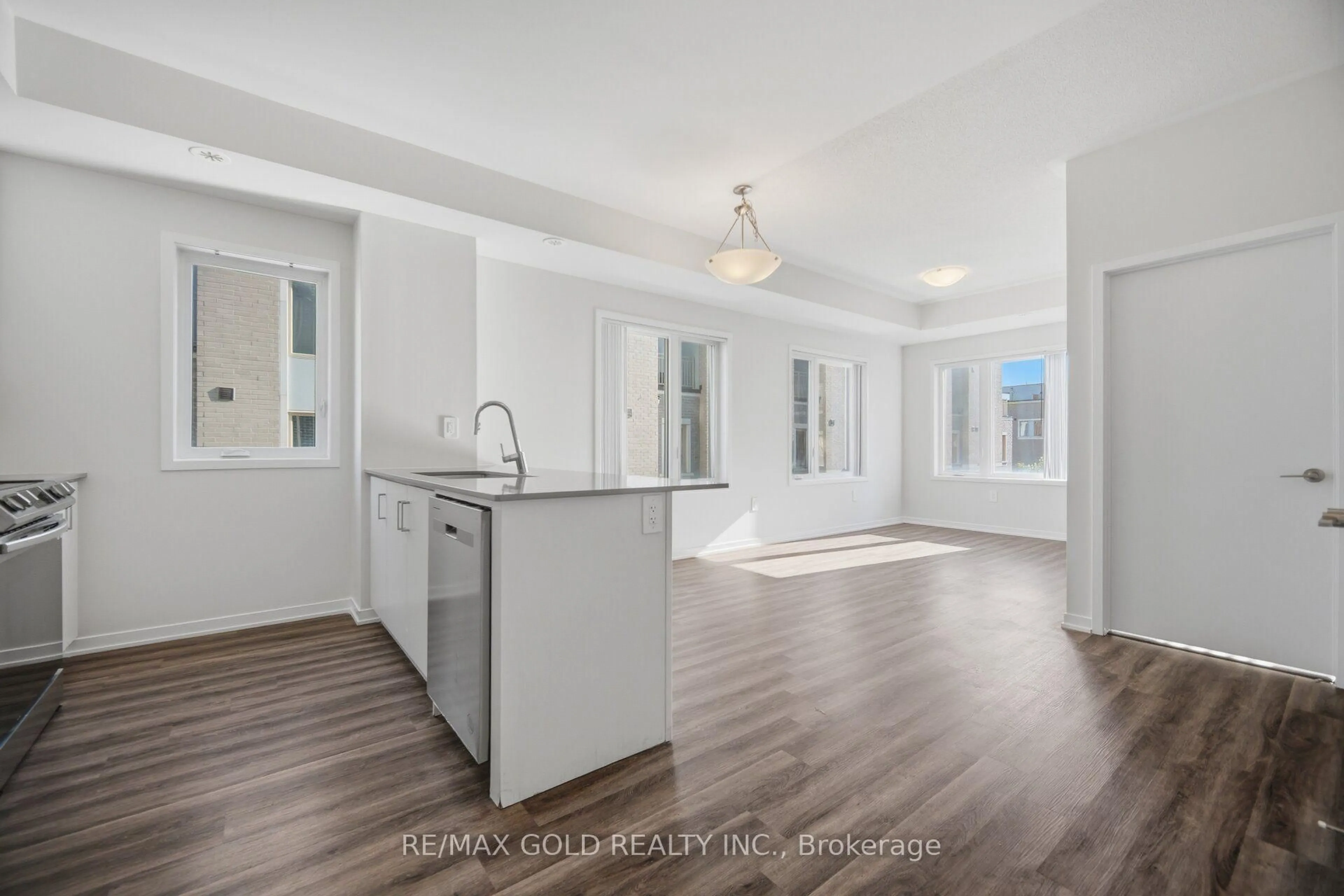 Open concept kitchen, unknown for 39 Honeycrisp Cres #TH83, Vaughan Ontario L4K 0N1