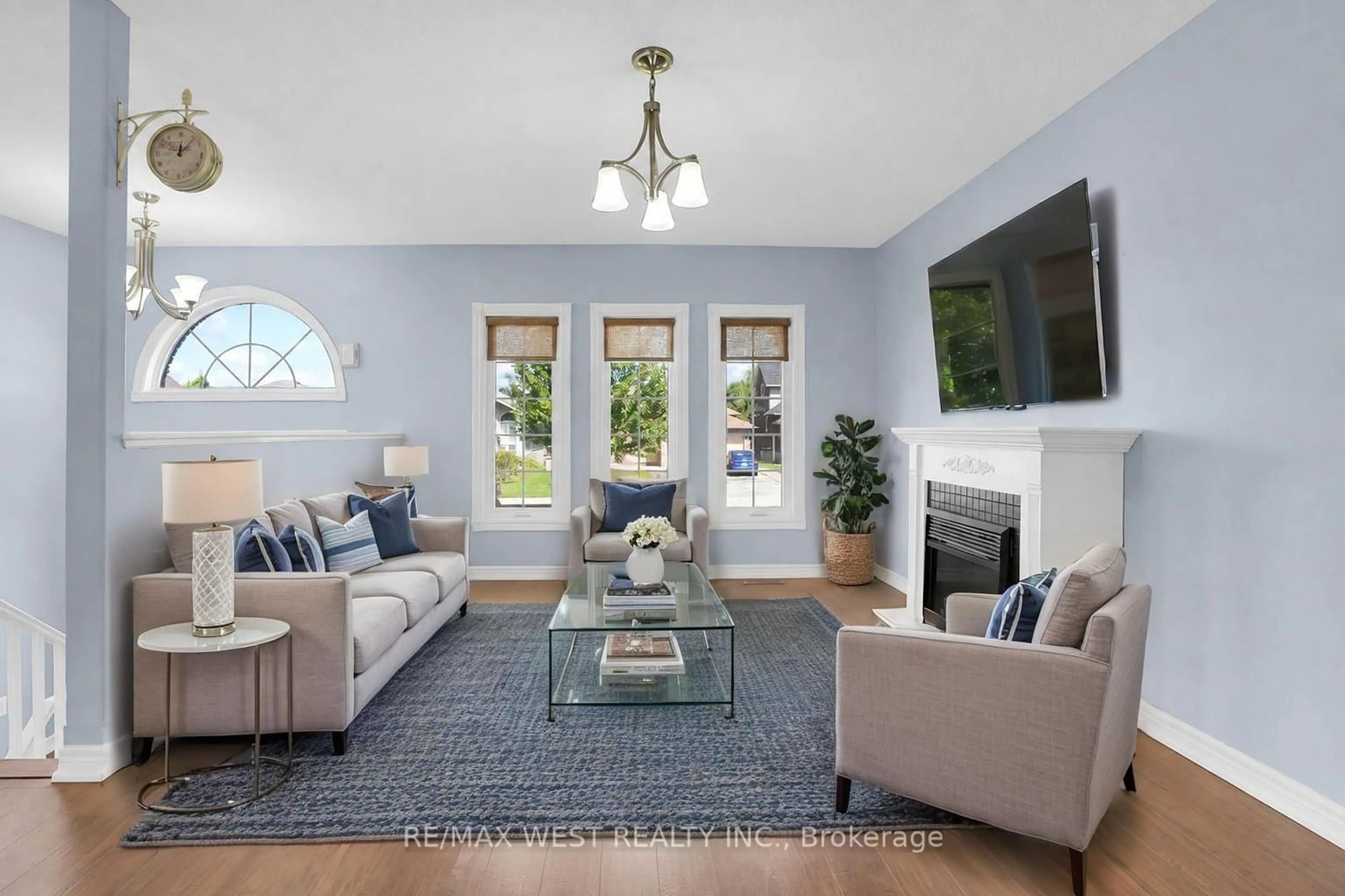 Living room with furniture, unknown for 623 Glen Cedar Cres, Innisfil Ontario L9S 2J4