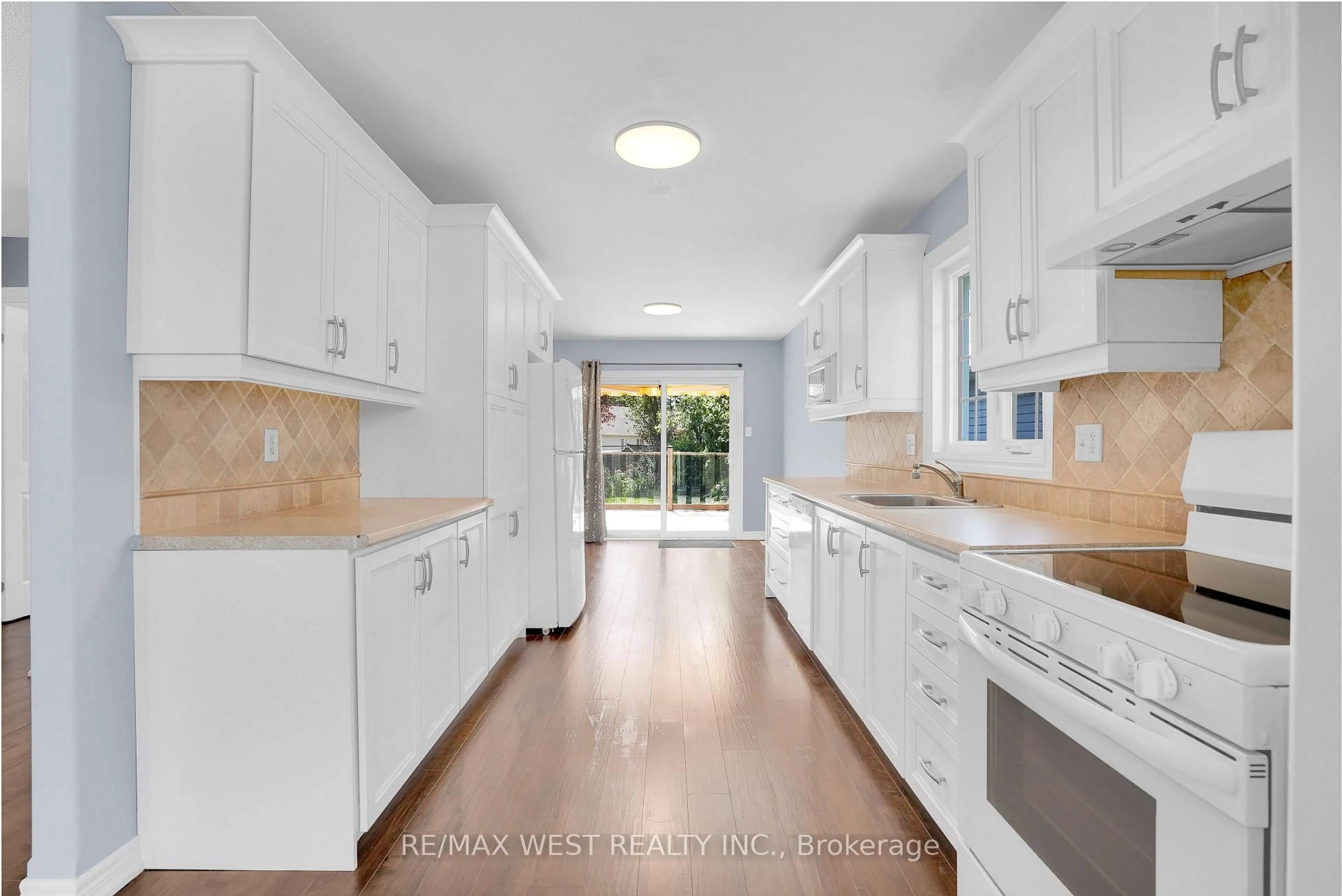 Open concept kitchen, ceramic/tile floor for 623 Glen Cedar Cres, Innisfil Ontario L9S 2J4