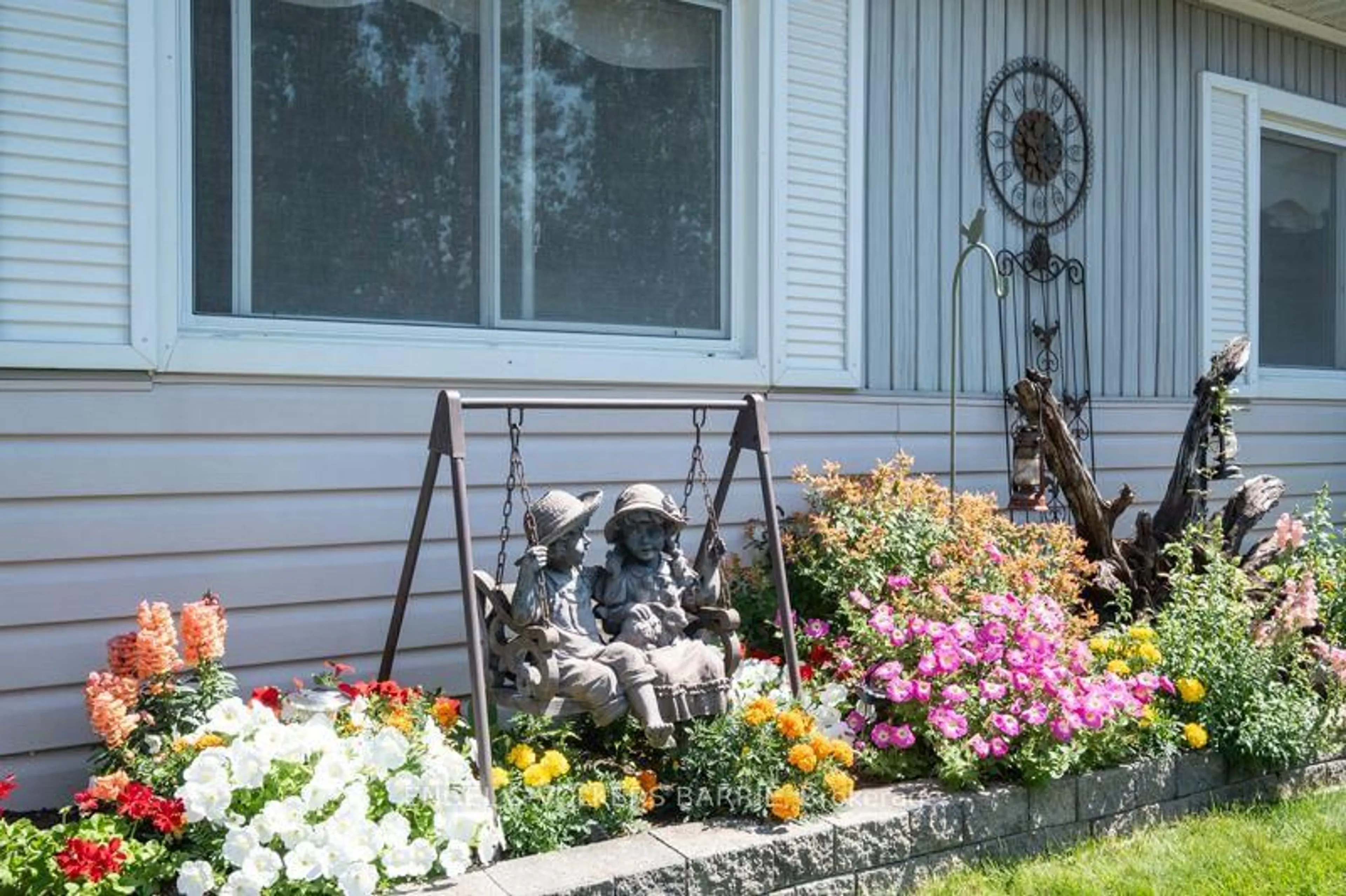 Patio, street for 1 Western Ave, Innisfil Ontario L9S 1L7