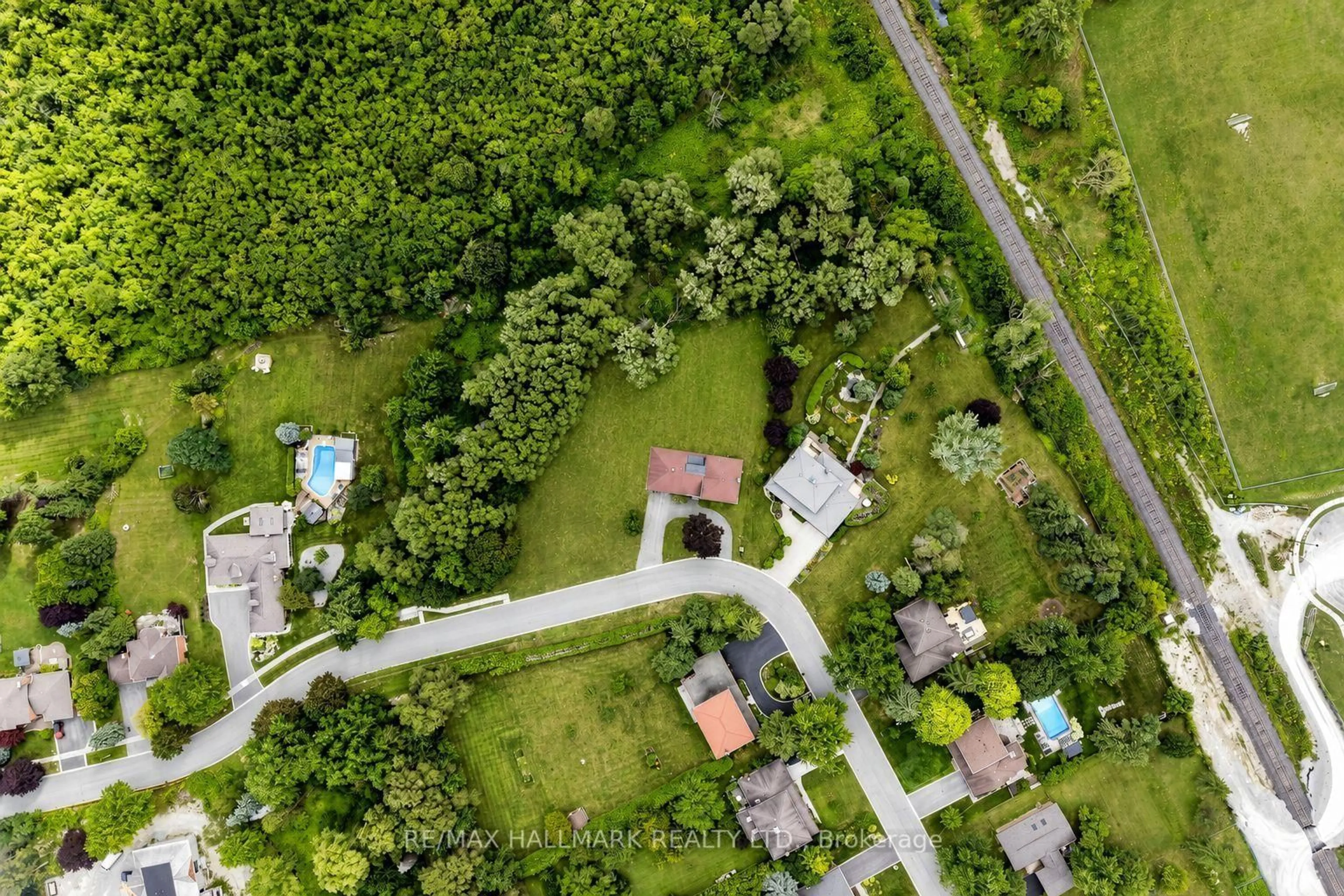 A pic from outside/outdoor area/front of a property/back of a property/a pic from drone, street for 155 Dennison St, King Ontario L7B 1B8
