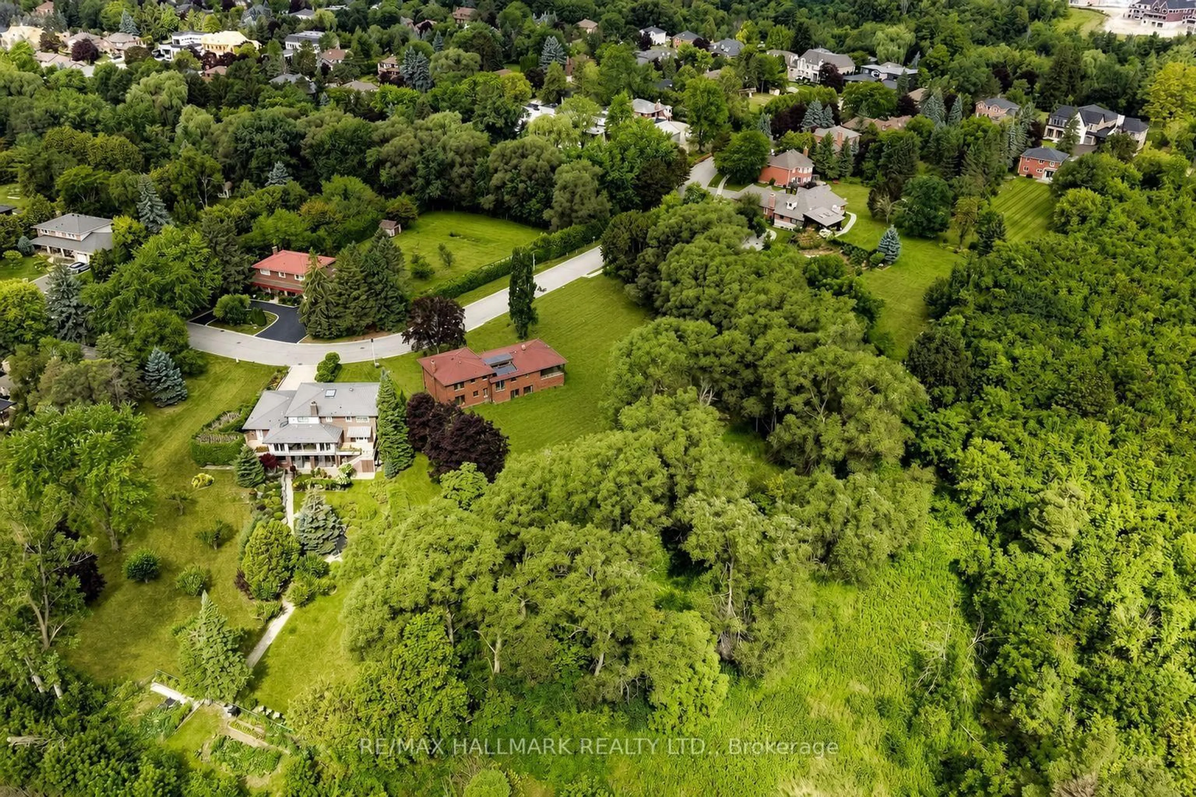 A pic from outside/outdoor area/front of a property/back of a property/a pic from drone, unknown for 155 Dennison St, King Ontario L7B 1B8