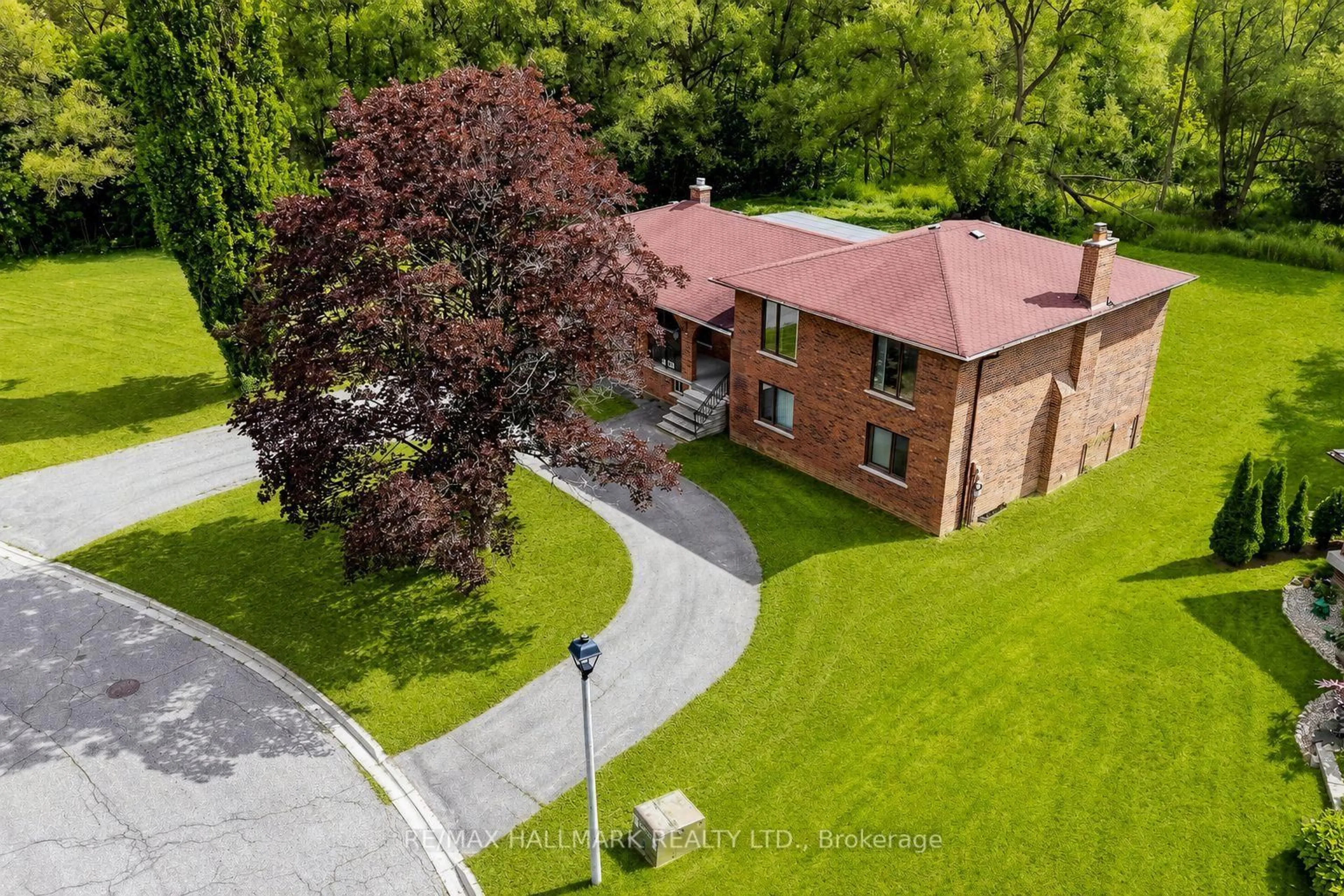A pic from outside/outdoor area/front of a property/back of a property/a pic from drone, street for 155 Dennison St, King Ontario L7B 1B8