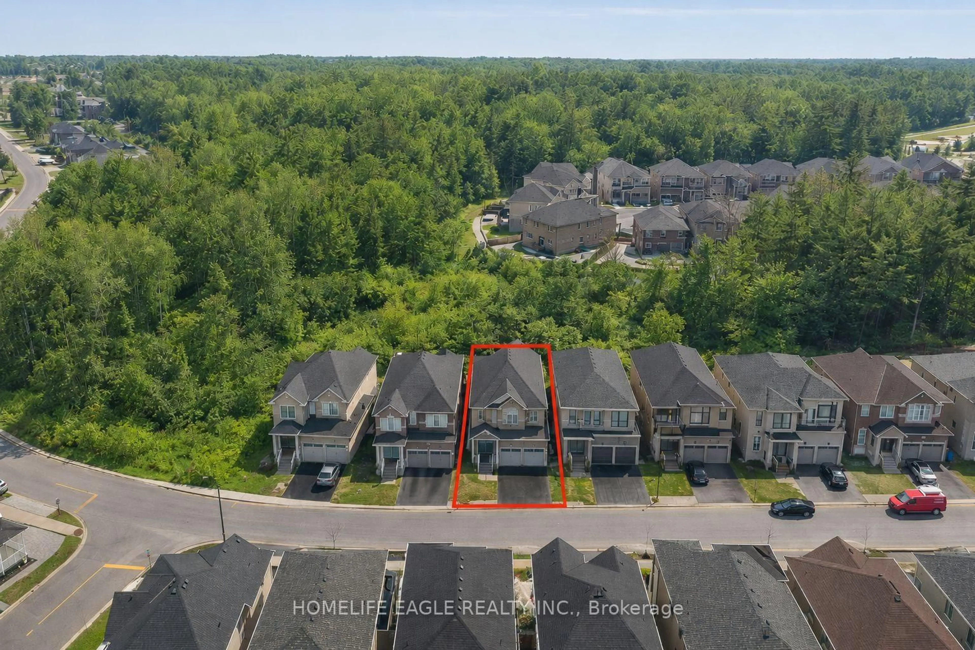 A pic from outside/outdoor area/front of a property/back of a property/a pic from drone, unknown for 71 Woodhaven Ave, Aurora Ontario L4G 3Y2