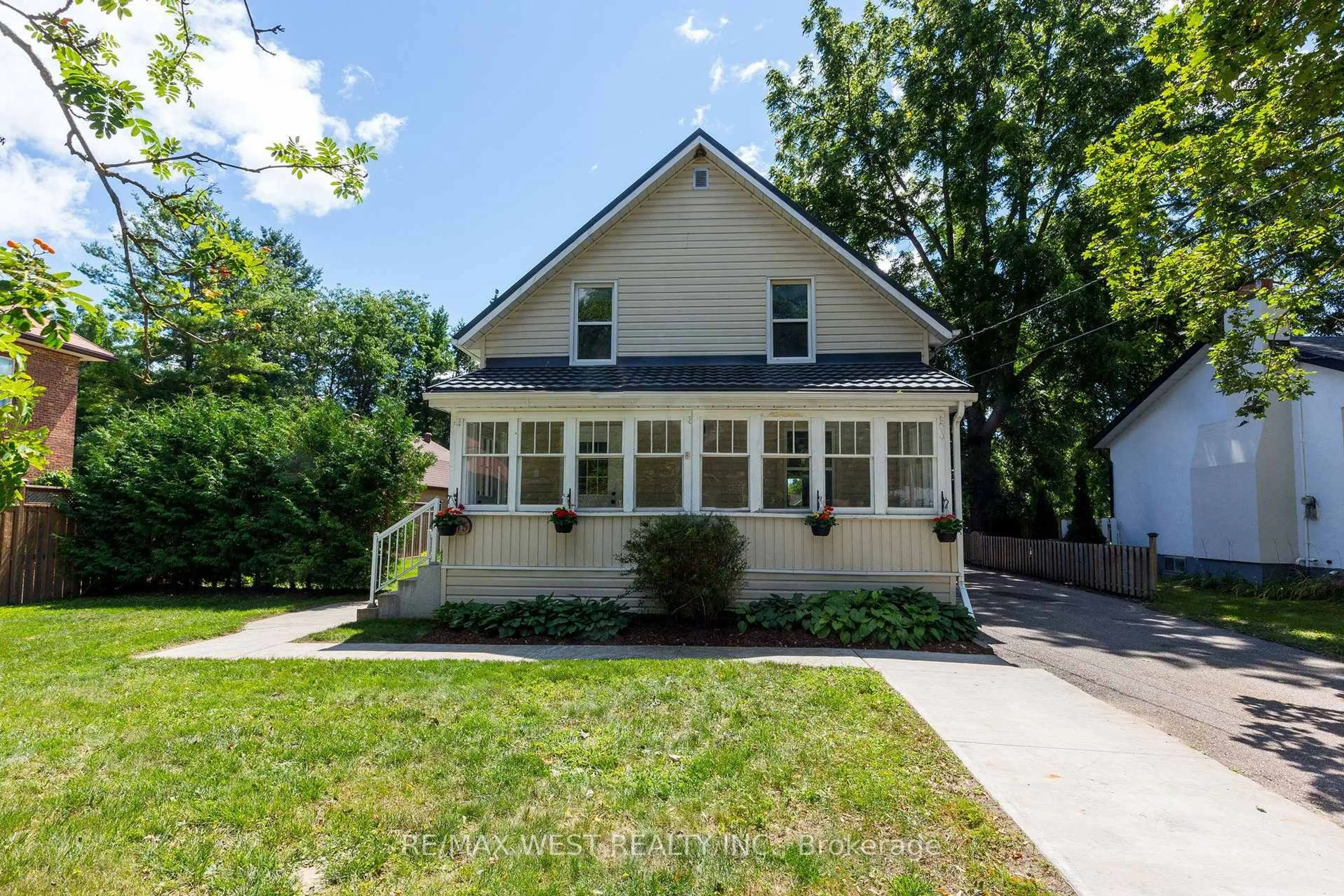 Home with vinyl exterior material, street for 175 Wellington St, New Tecumseth Ontario L9R 1H6