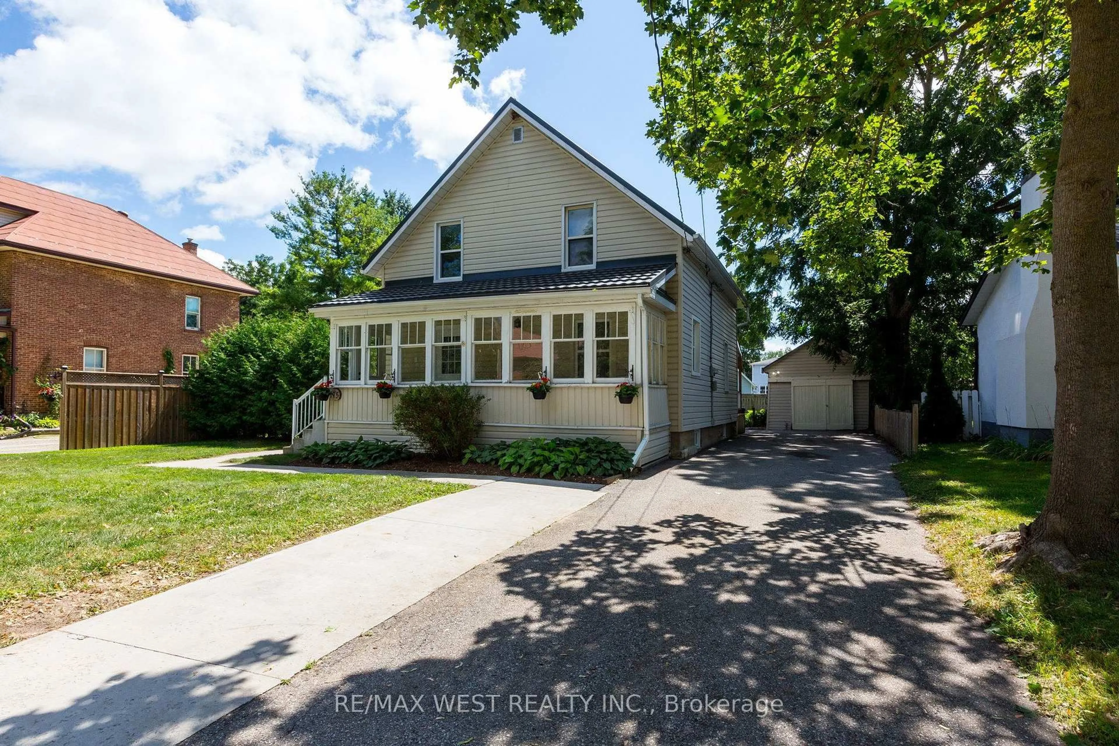 Home with vinyl exterior material, street for 175 Wellington St, New Tecumseth Ontario L9R 1H6