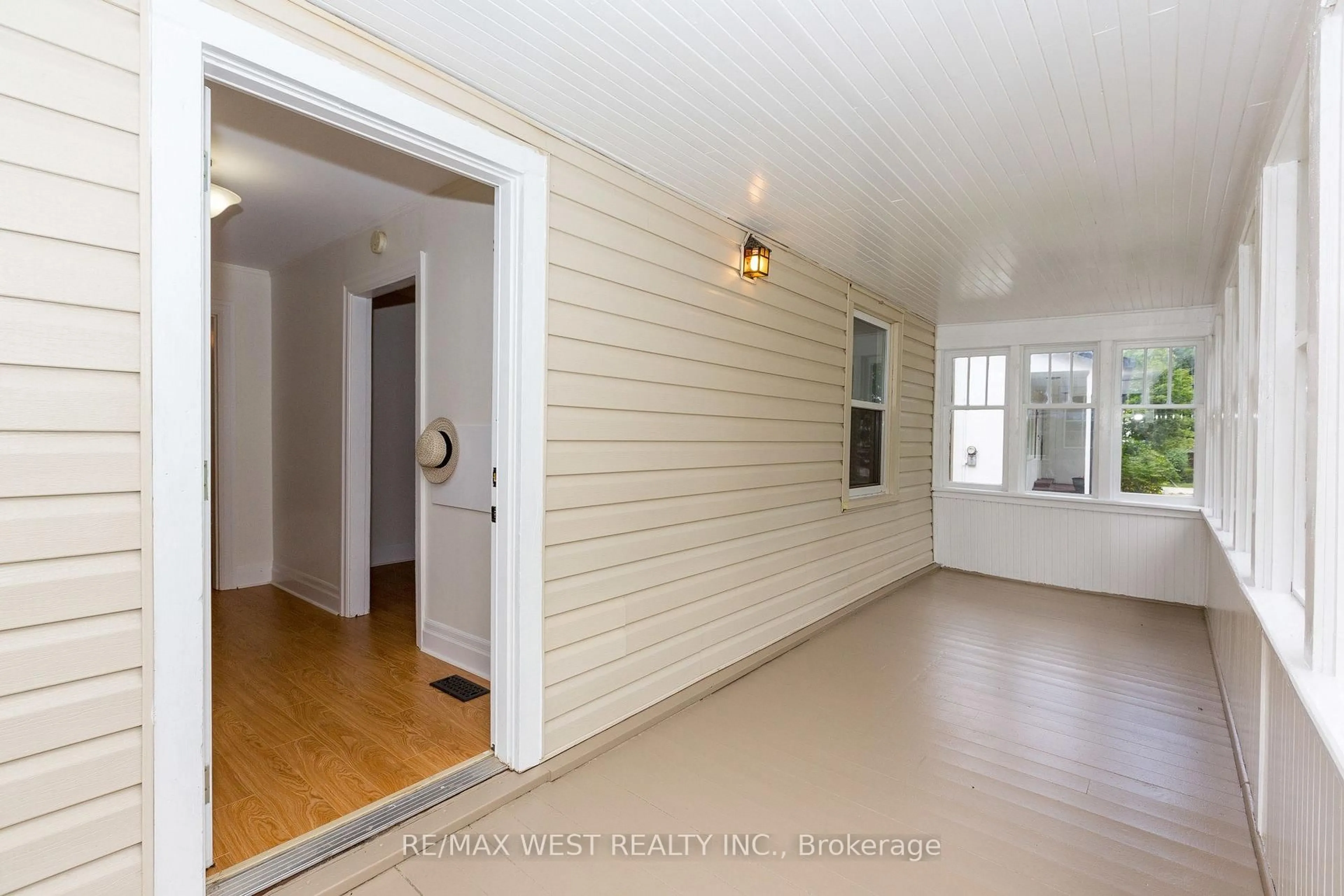 Indoor entryway for 175 Wellington St, New Tecumseth Ontario L9R 1H6