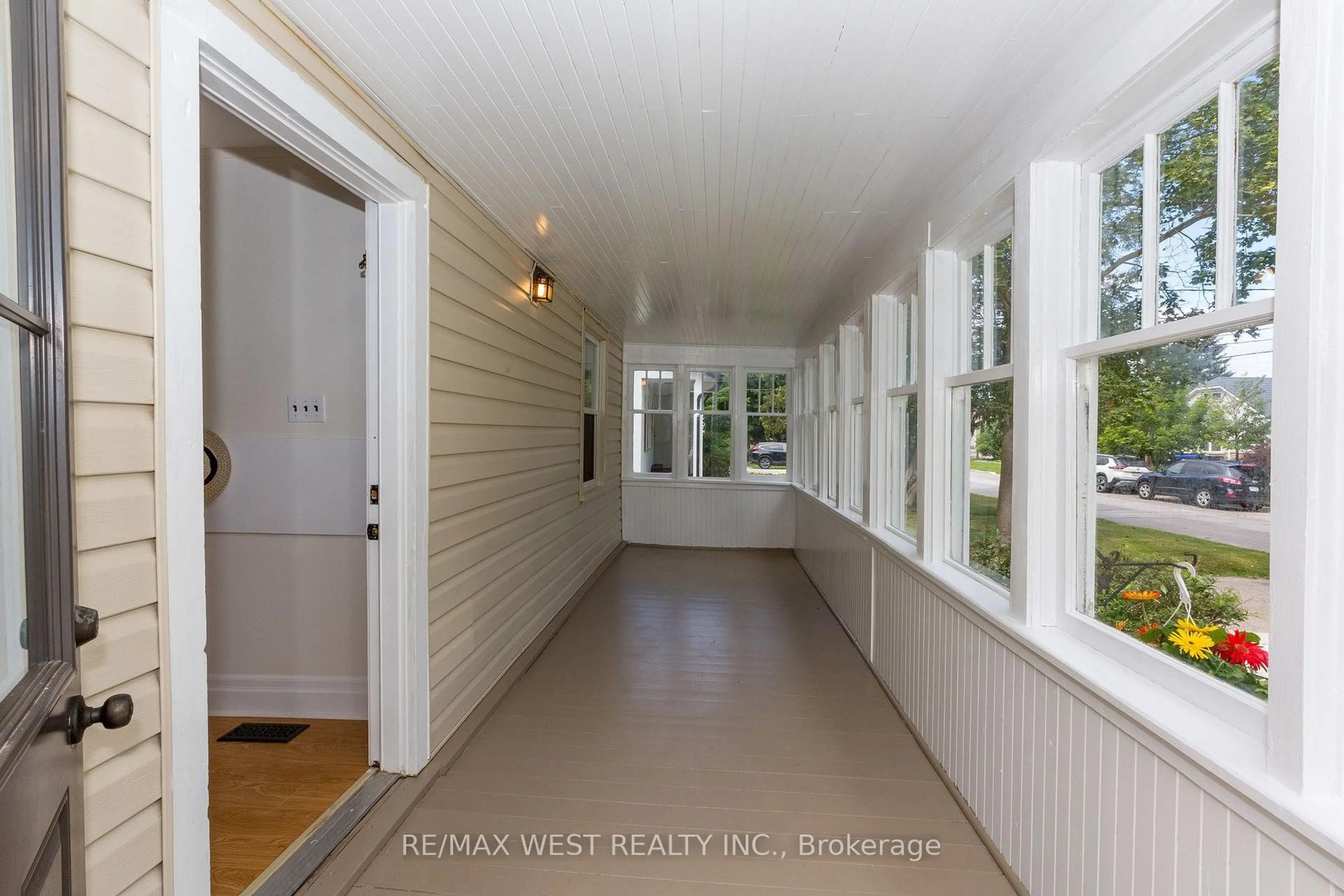Indoor entryway for 175 Wellington St, New Tecumseth Ontario L9R 1H6
