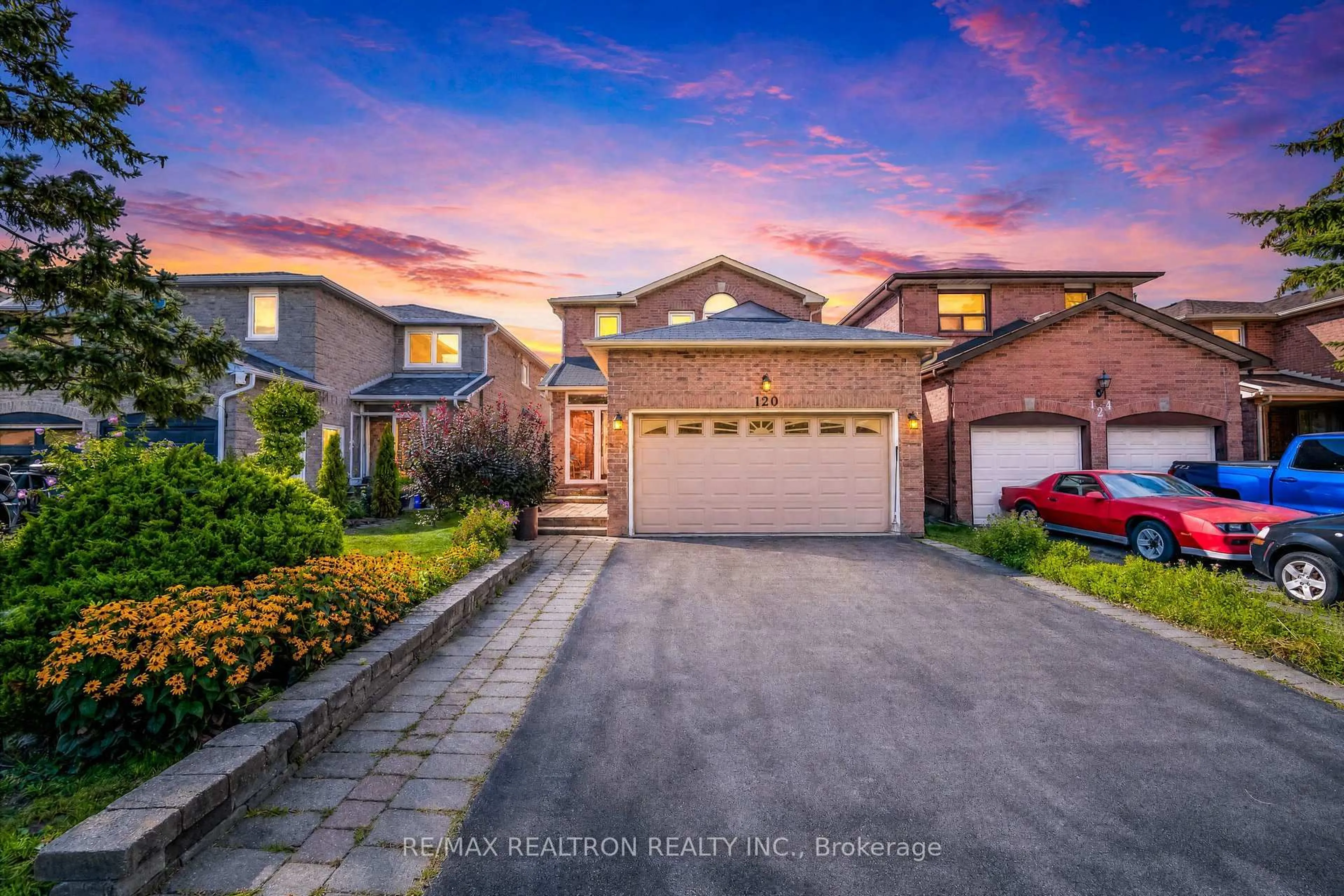 A pic from outside/outdoor area/front of a property/back of a property/a pic from drone, street for 120 Brookmill Dr, Vaughan Ontario L4J 6M2