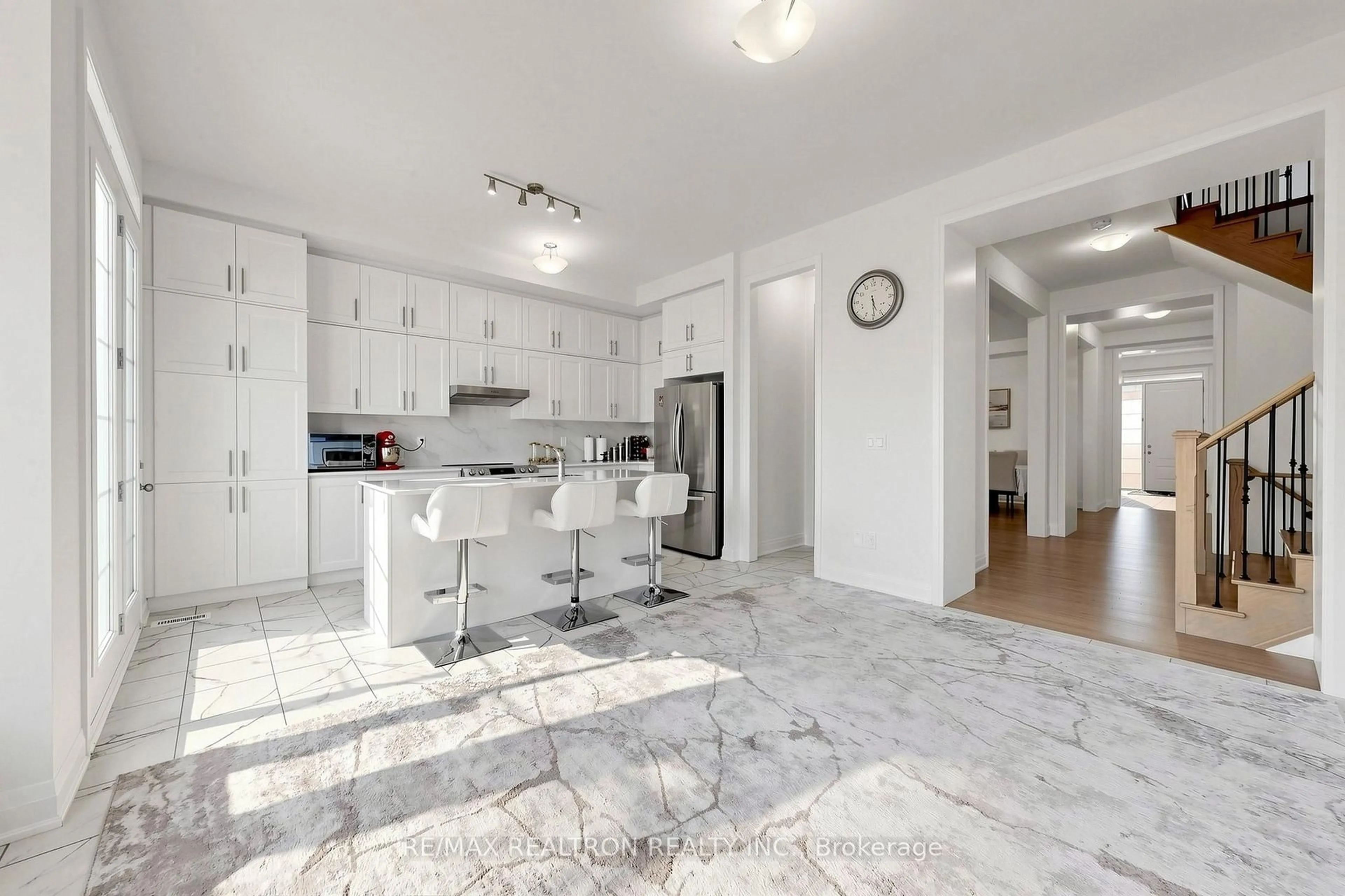 Open concept kitchen, ceramic/tile floor for 20 Fair Winds Lane, East Gwillimbury Ontario L9N 0V5