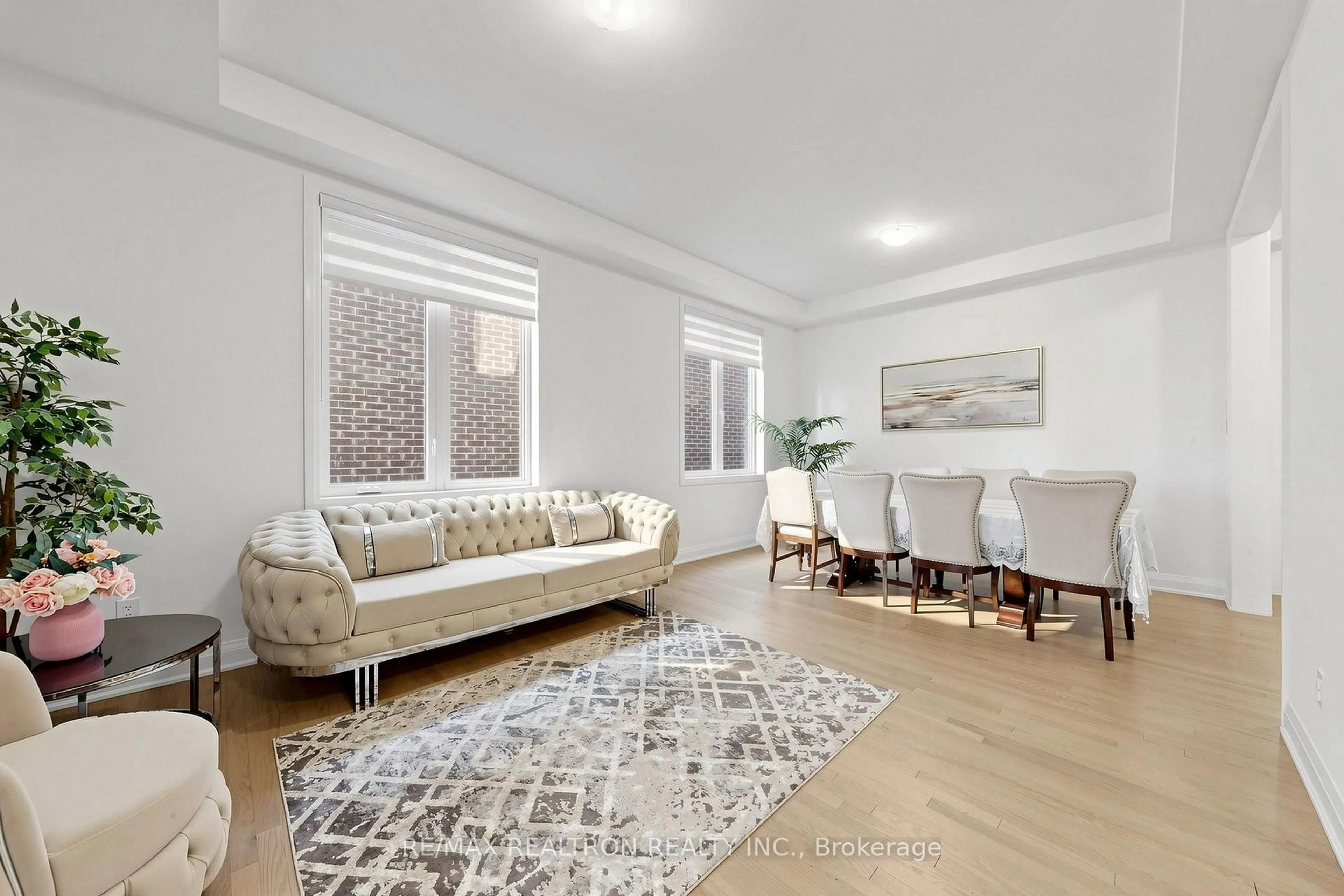 Living room with furniture, unknown for 20 Fair Winds Lane, East Gwillimbury Ontario L9N 0V5