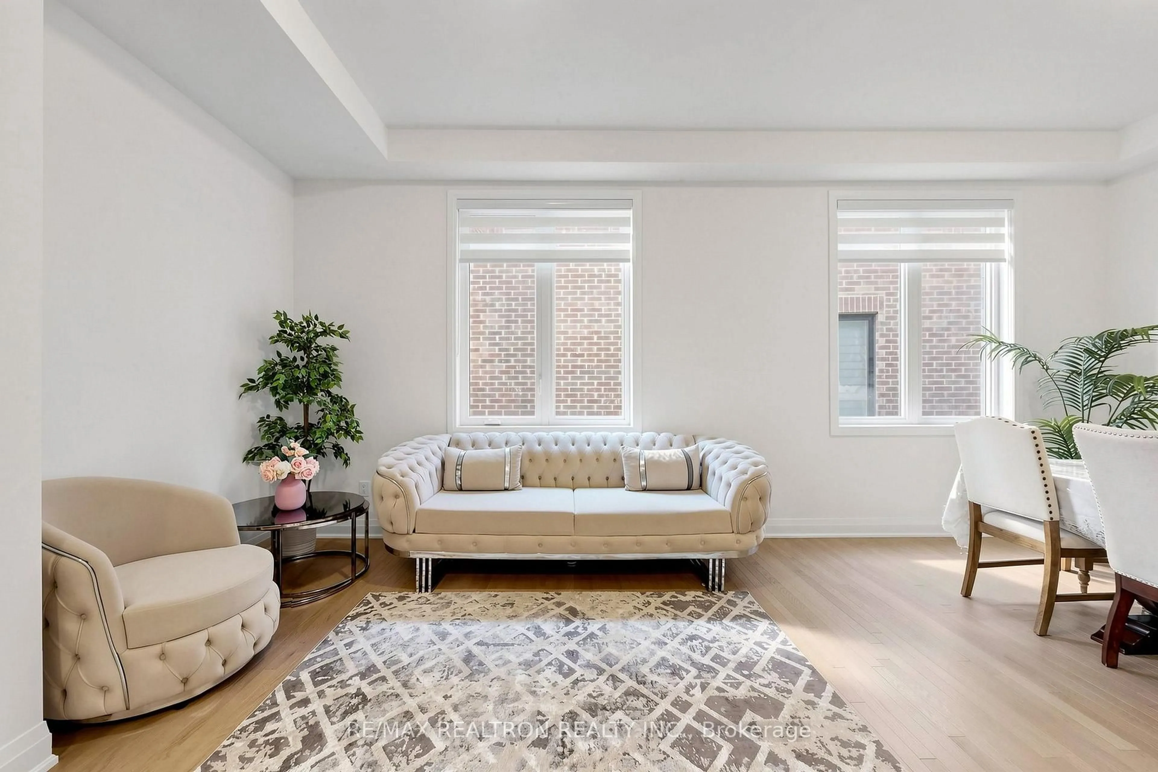 Living room with furniture, unknown for 20 Fair Winds Lane, East Gwillimbury Ontario L9N 0V5