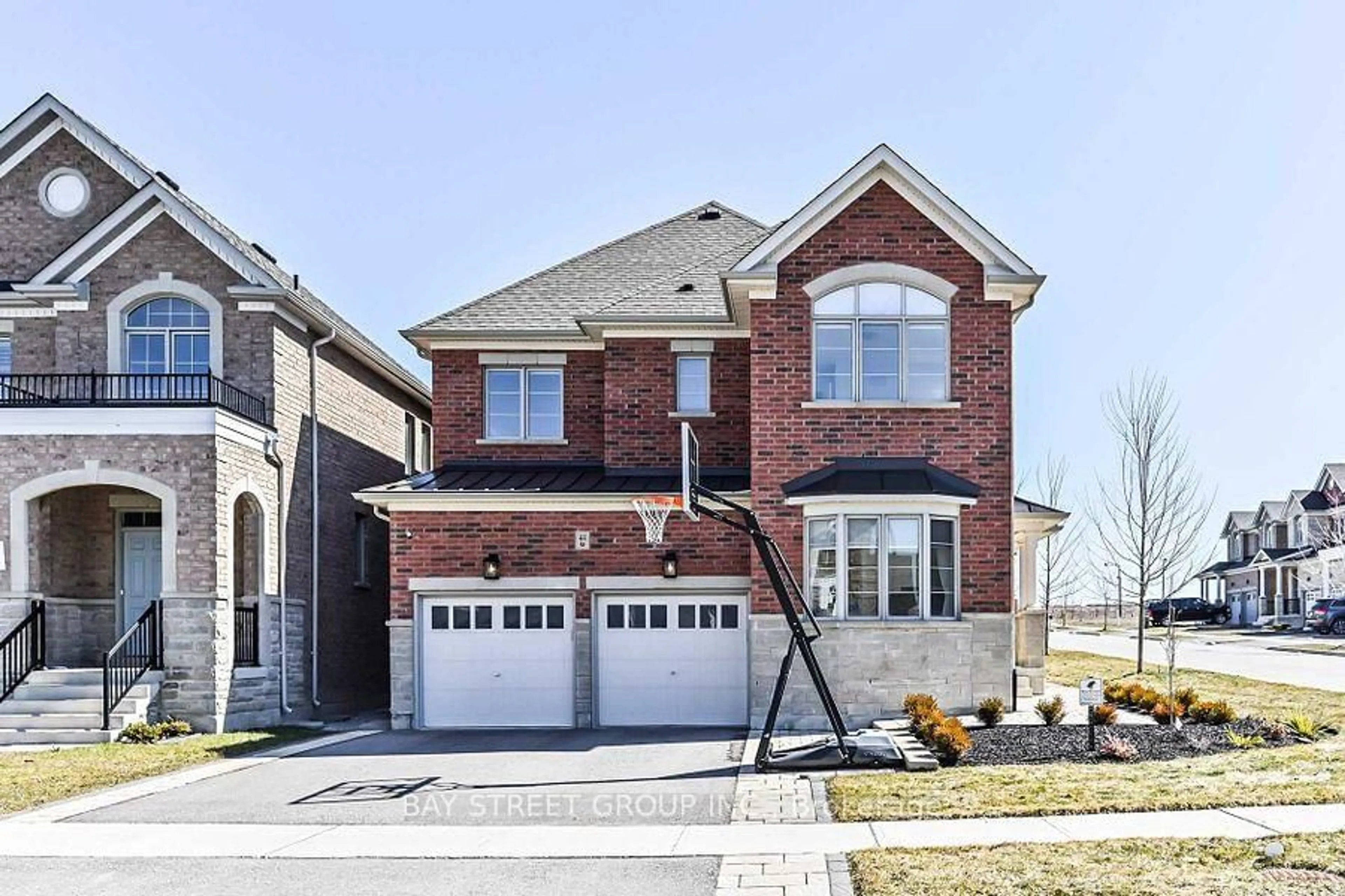 Home with brick exterior material, street for 44 Clara May Ave, East Gwillimbury Ontario L9N 0R4