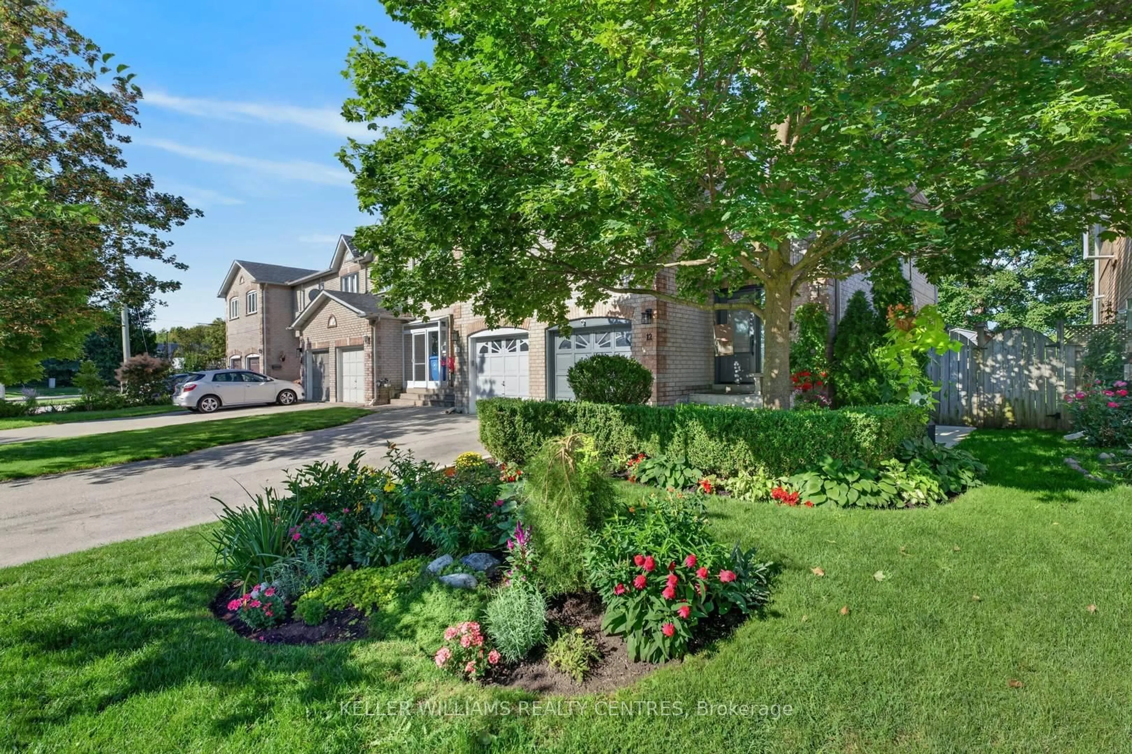 A pic from outside/outdoor area/front of a property/back of a property/a pic from drone, street for 12 Lancaster Crt, Georgina Ontario L4P 4A1