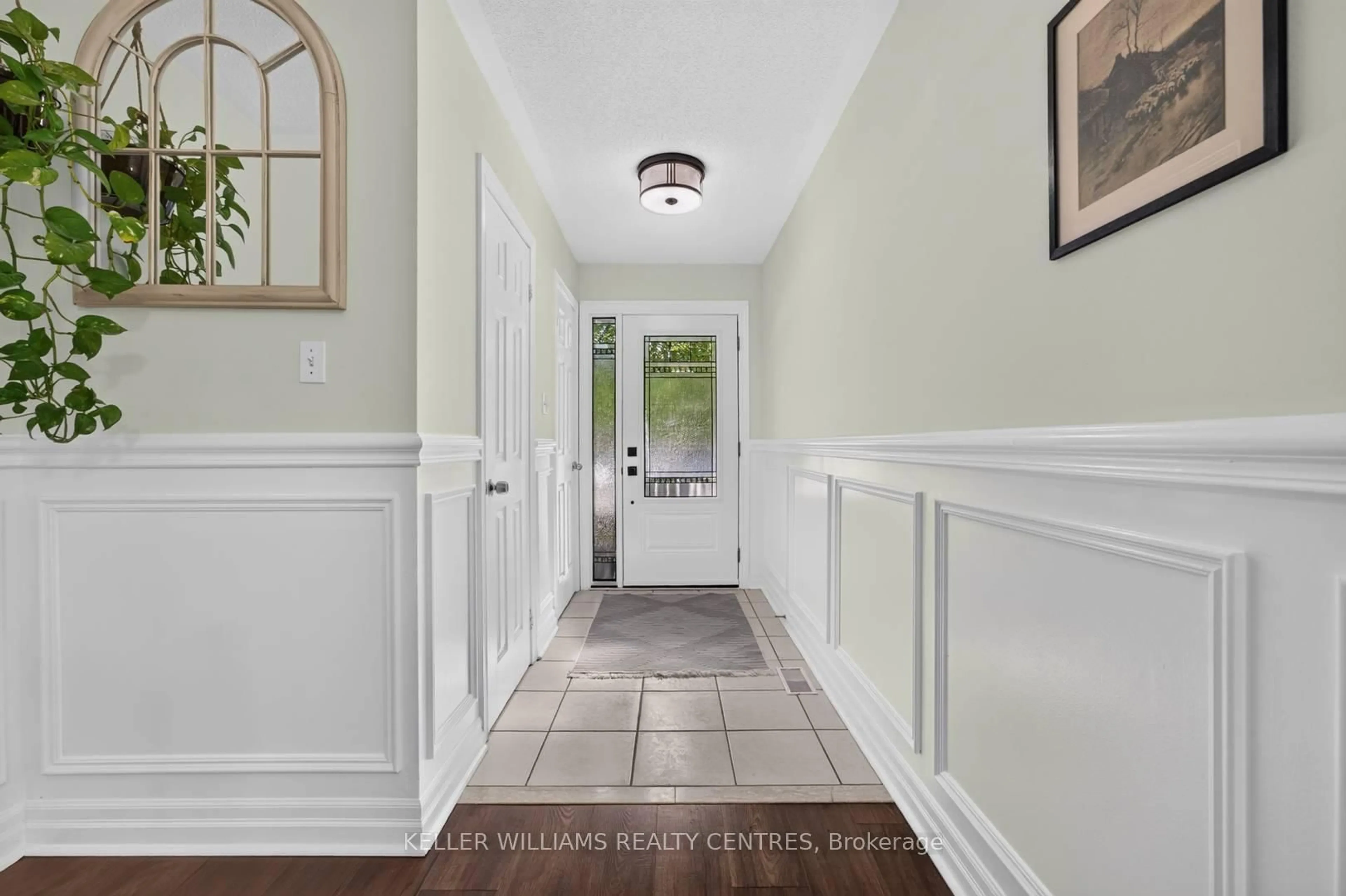 Indoor entryway for 12 Lancaster Crt, Georgina Ontario L4P 4A1