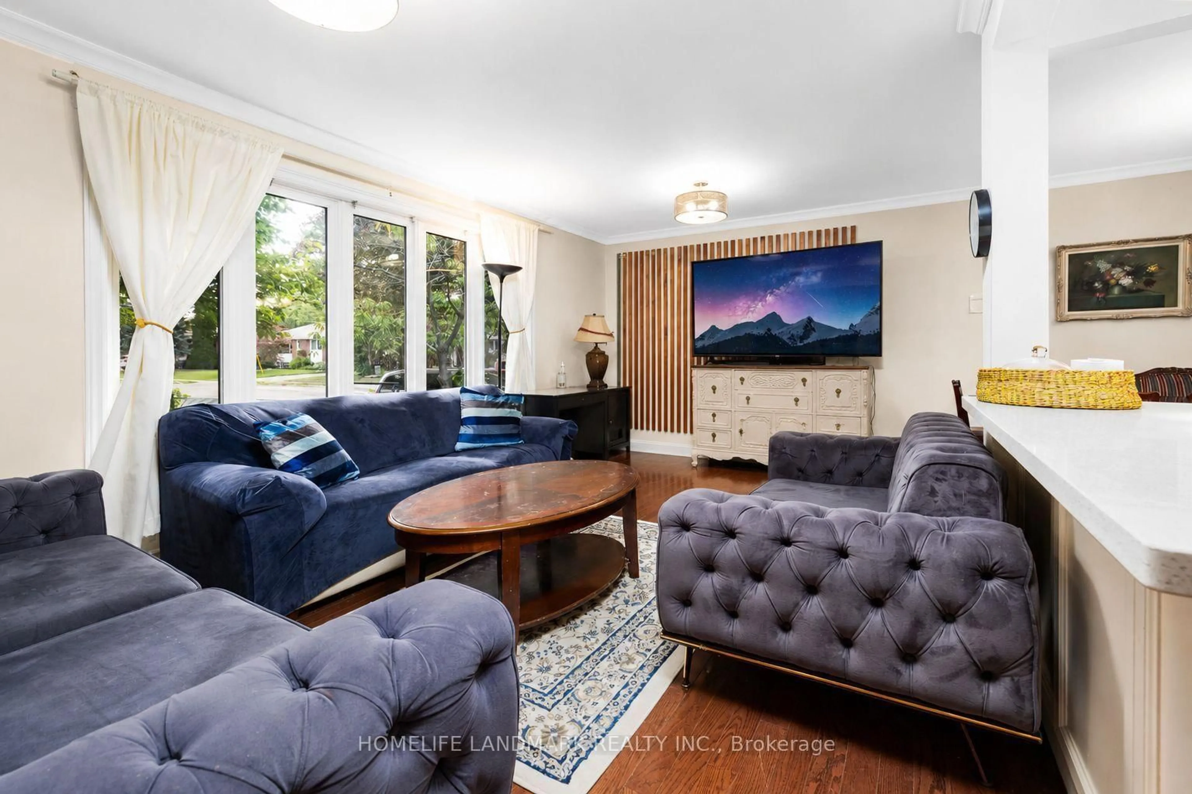 Living room with furniture, unknown for 34 Gentry Cres, Richmond Hill Ontario L4C 2G9