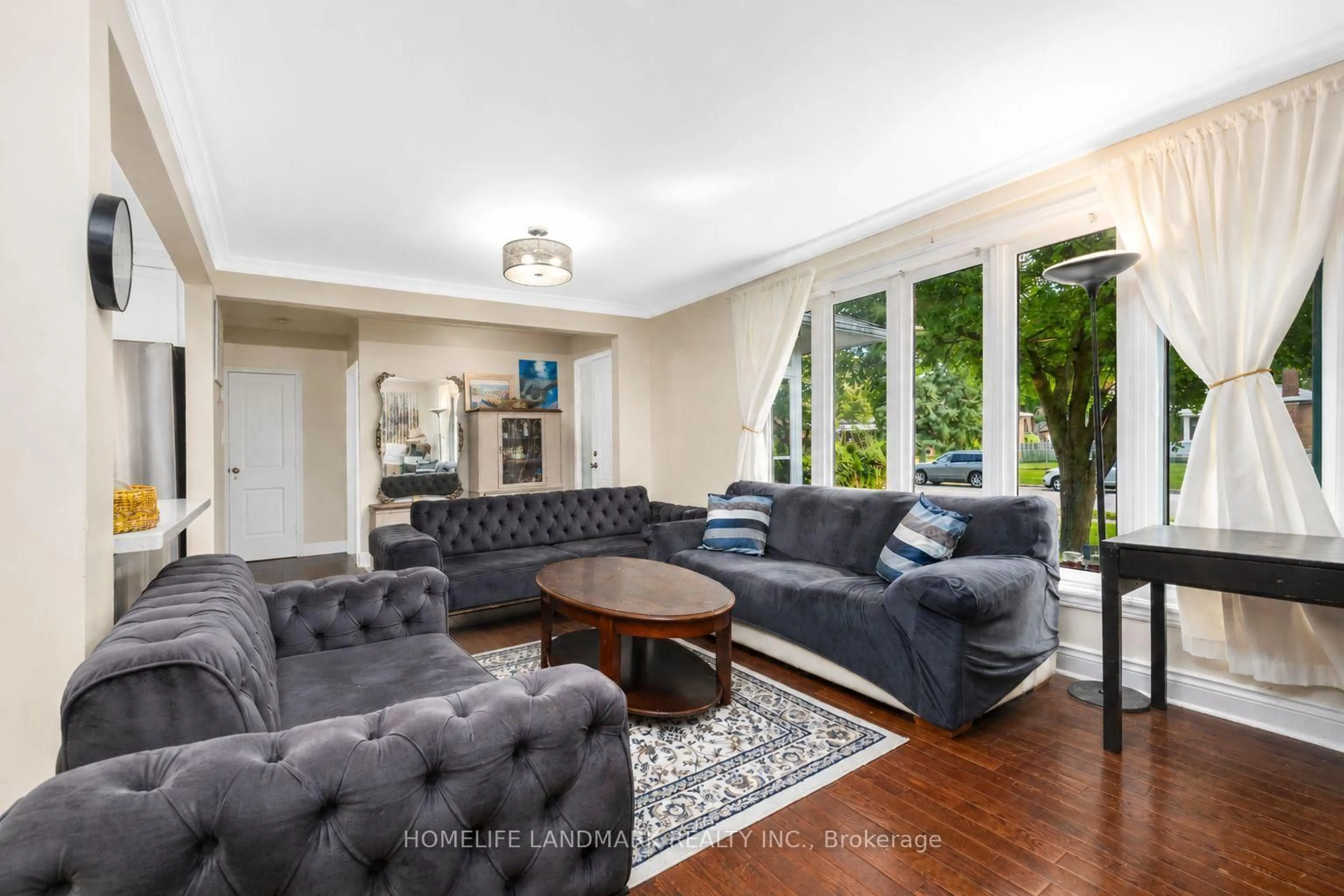 Living room with furniture, unknown for 34 Gentry Cres, Richmond Hill Ontario L4C 2G9