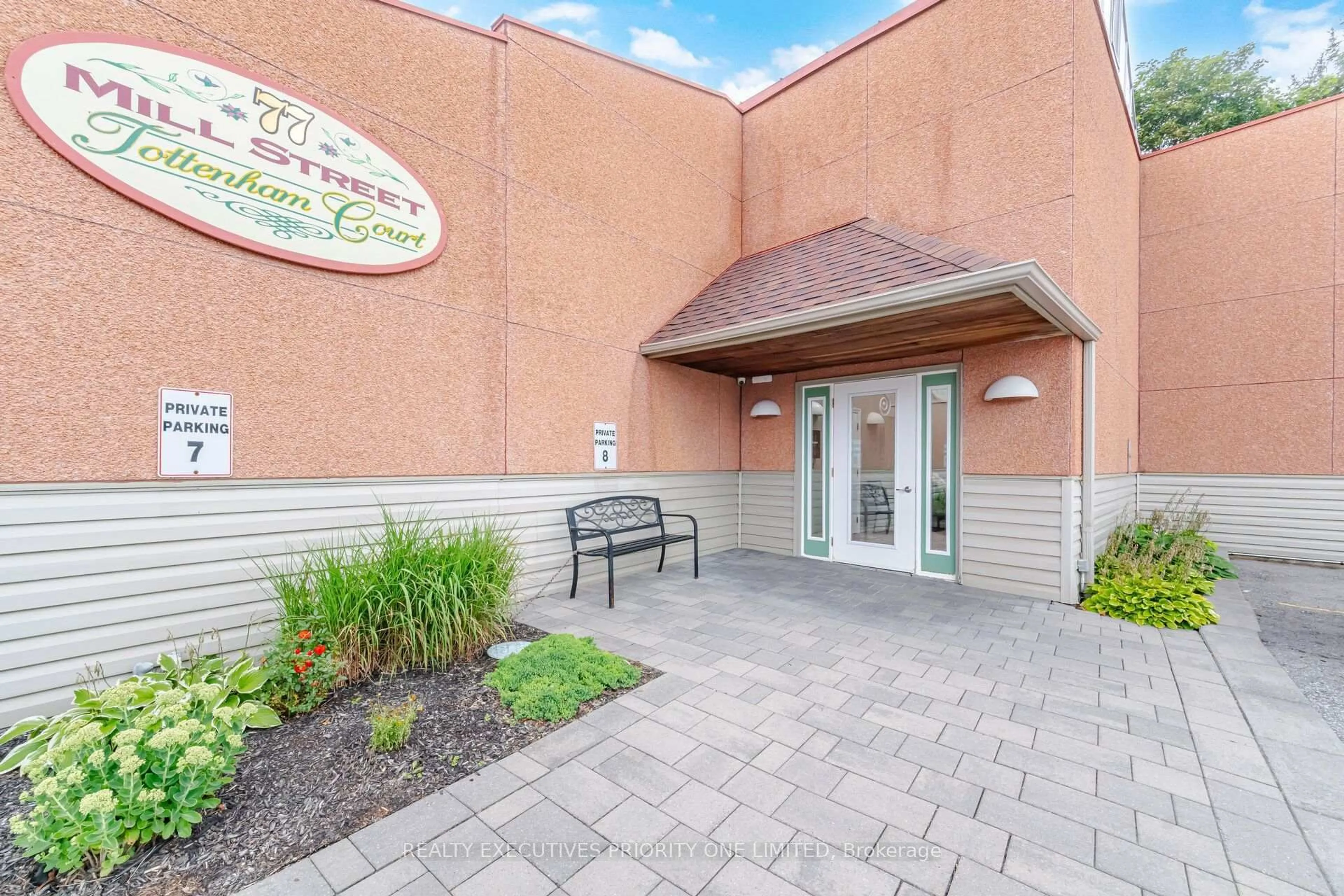 Indoor foyer for 77 Mill St #2, New Tecumseth Ontario L0G 1W0