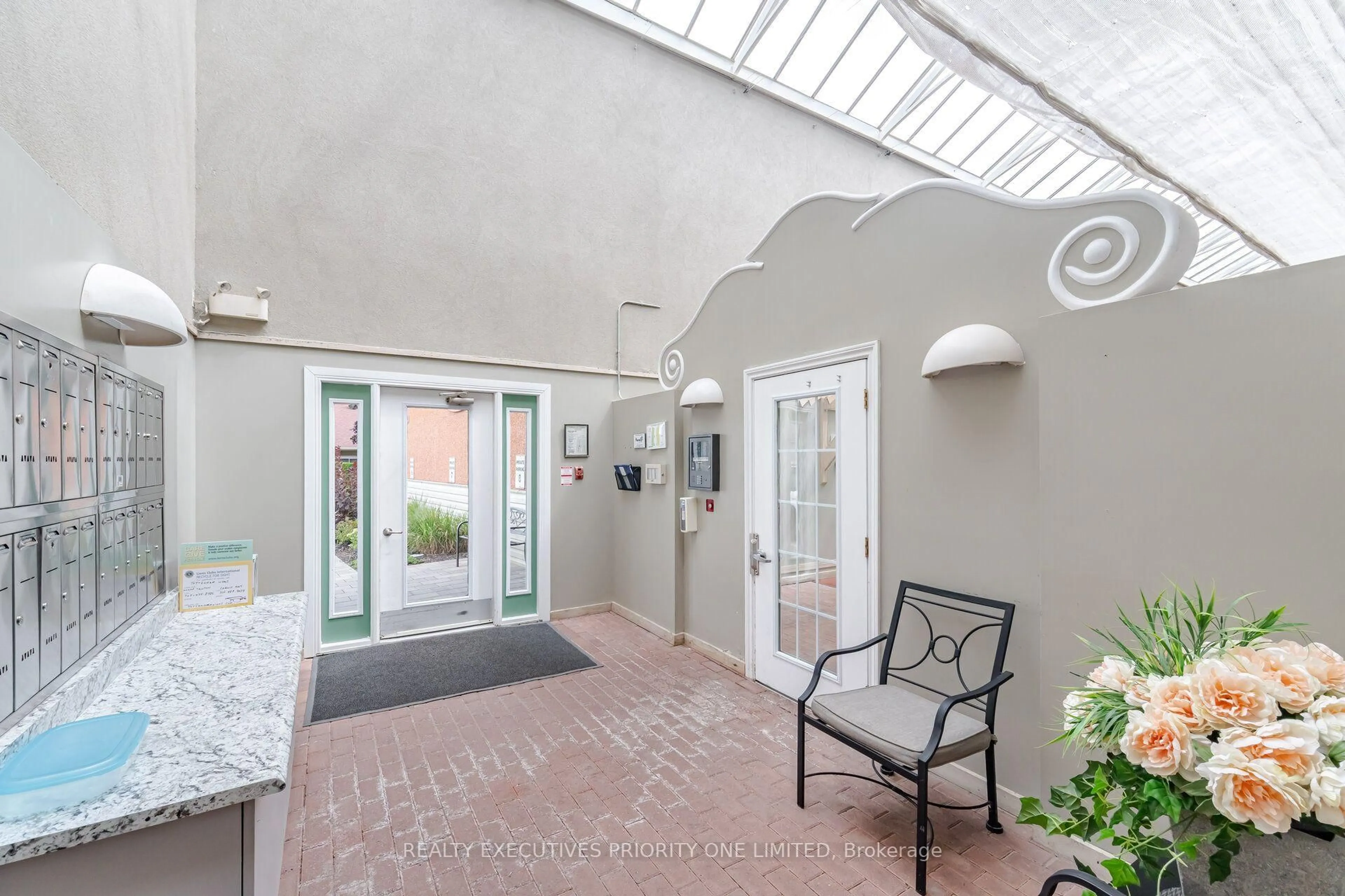 Indoor foyer for 77 Mill St #2, New Tecumseth Ontario L0G 1W0