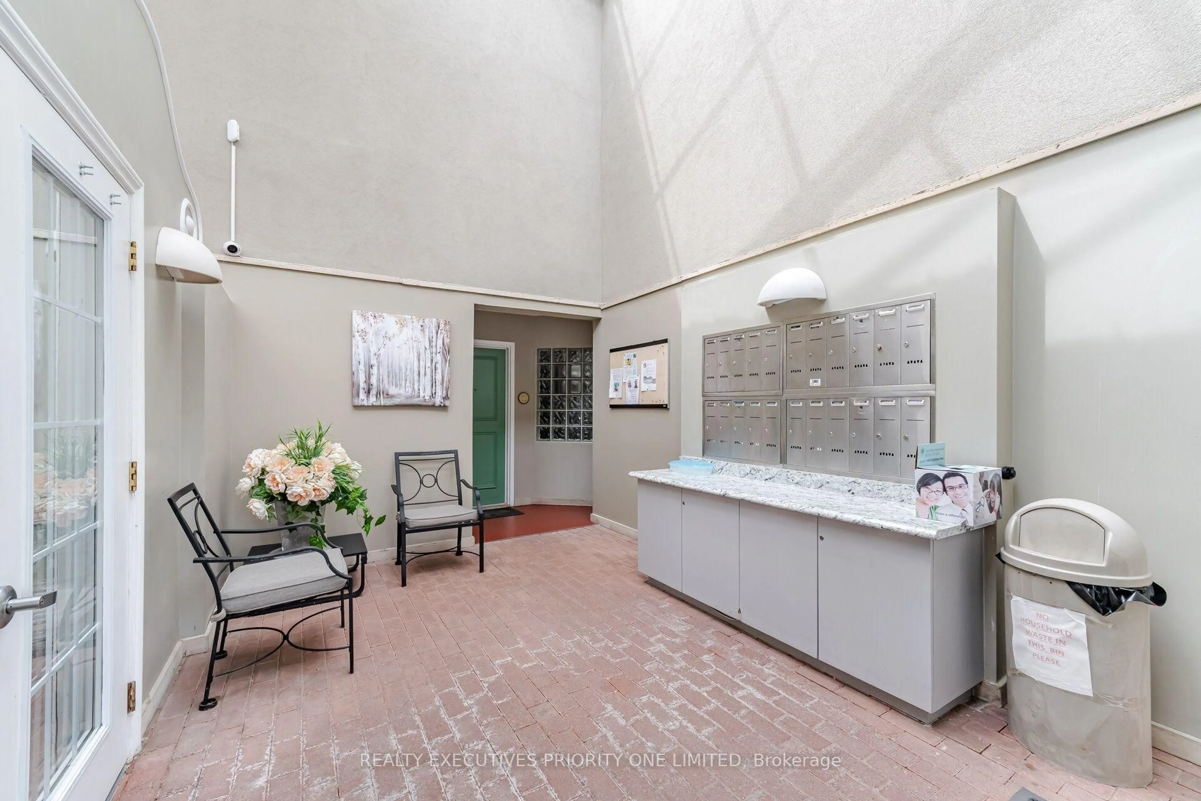Indoor foyer for 77 Mill St #2, New Tecumseth Ontario L0G 1W0