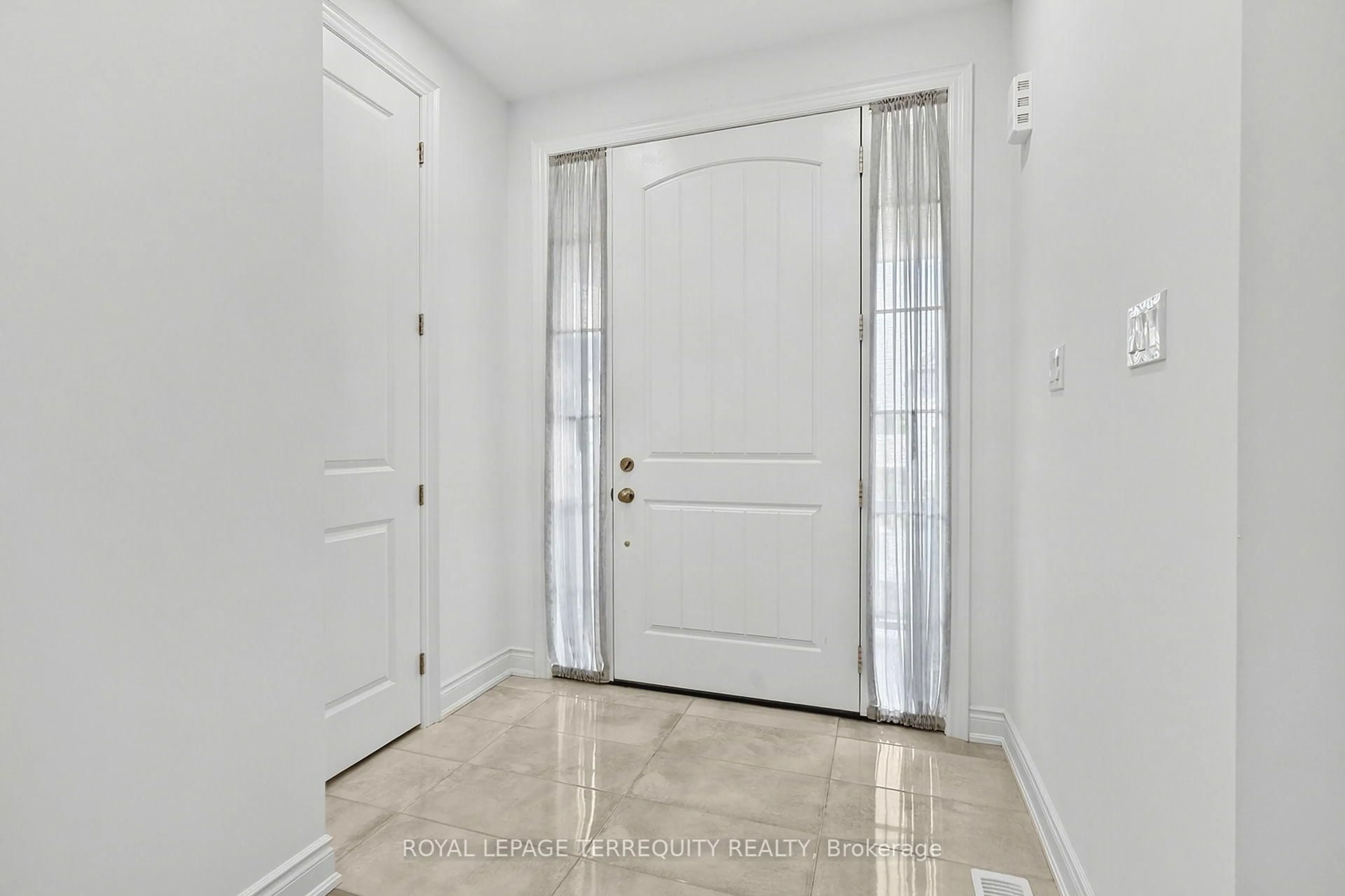 Indoor entryway for 9 Kiernan Cres, New Tecumseth Ontario L9R 0V4