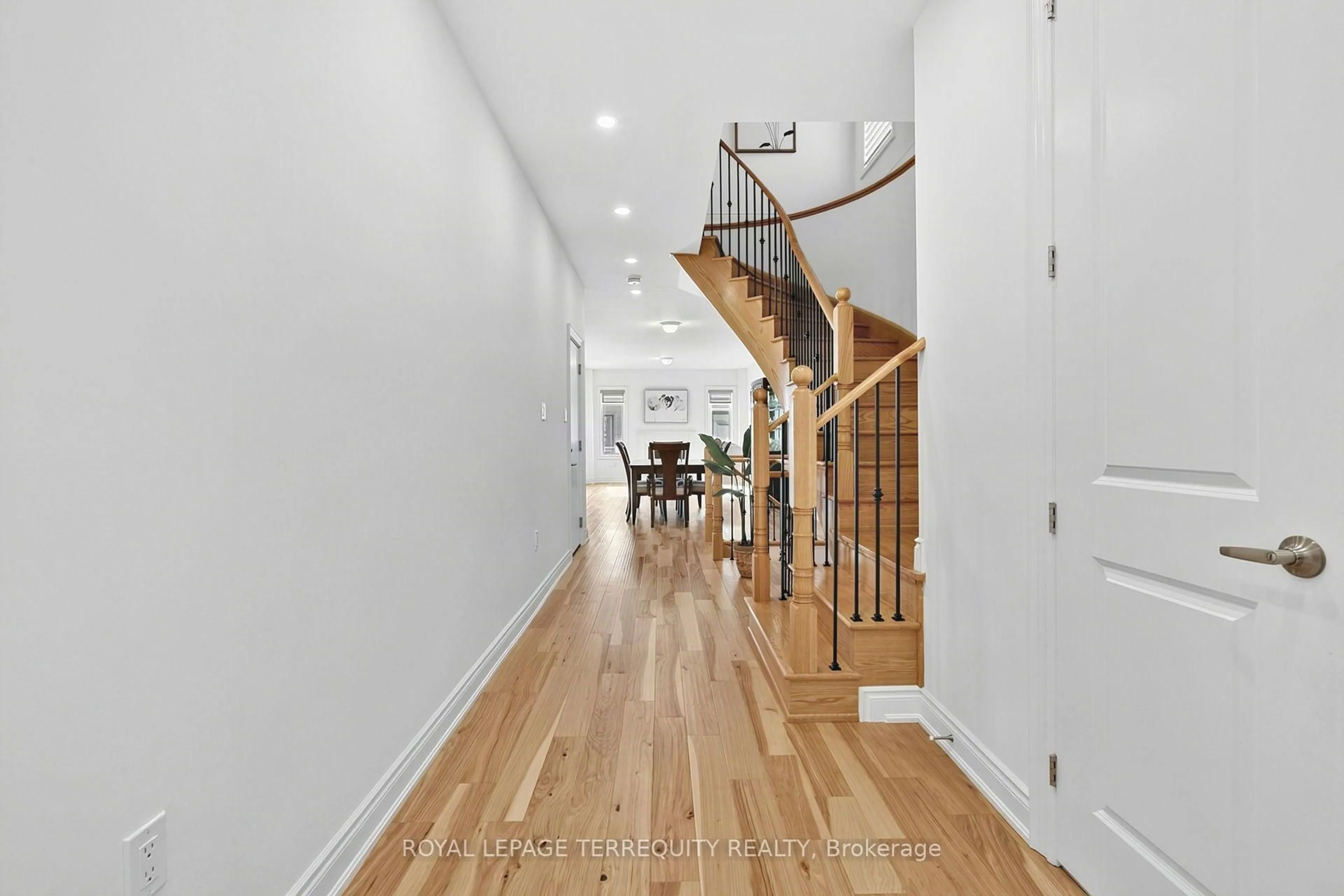 Indoor foyer for 9 Kiernan Cres, New Tecumseth Ontario L9R 0V4