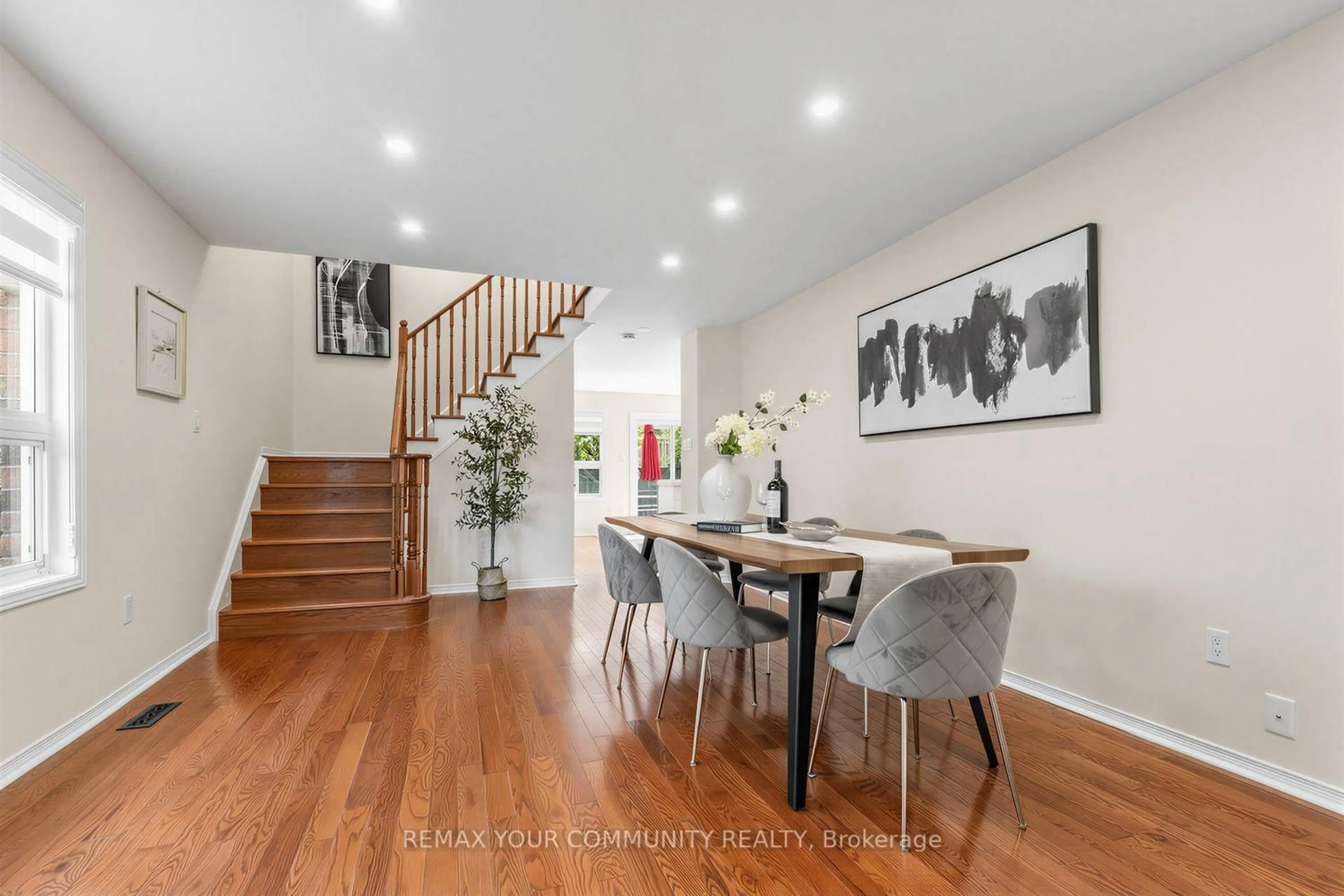 Dining room, wood/laminate floor for 25 Bassett Ave, Richmond Hill Ontario L4B 4J9