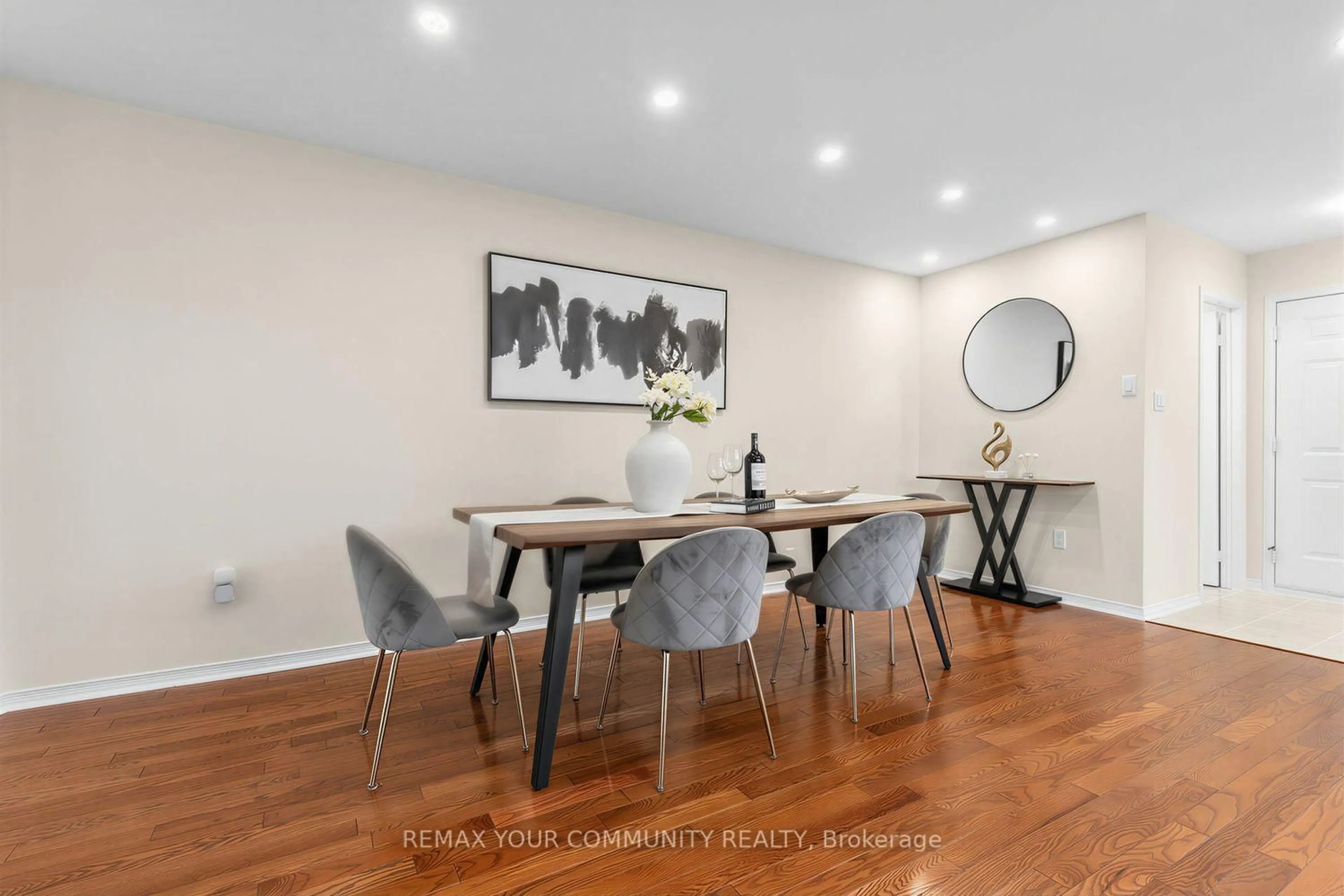 Dining room, wood/laminate floor for 25 Bassett Ave, Richmond Hill Ontario L4B 4J9