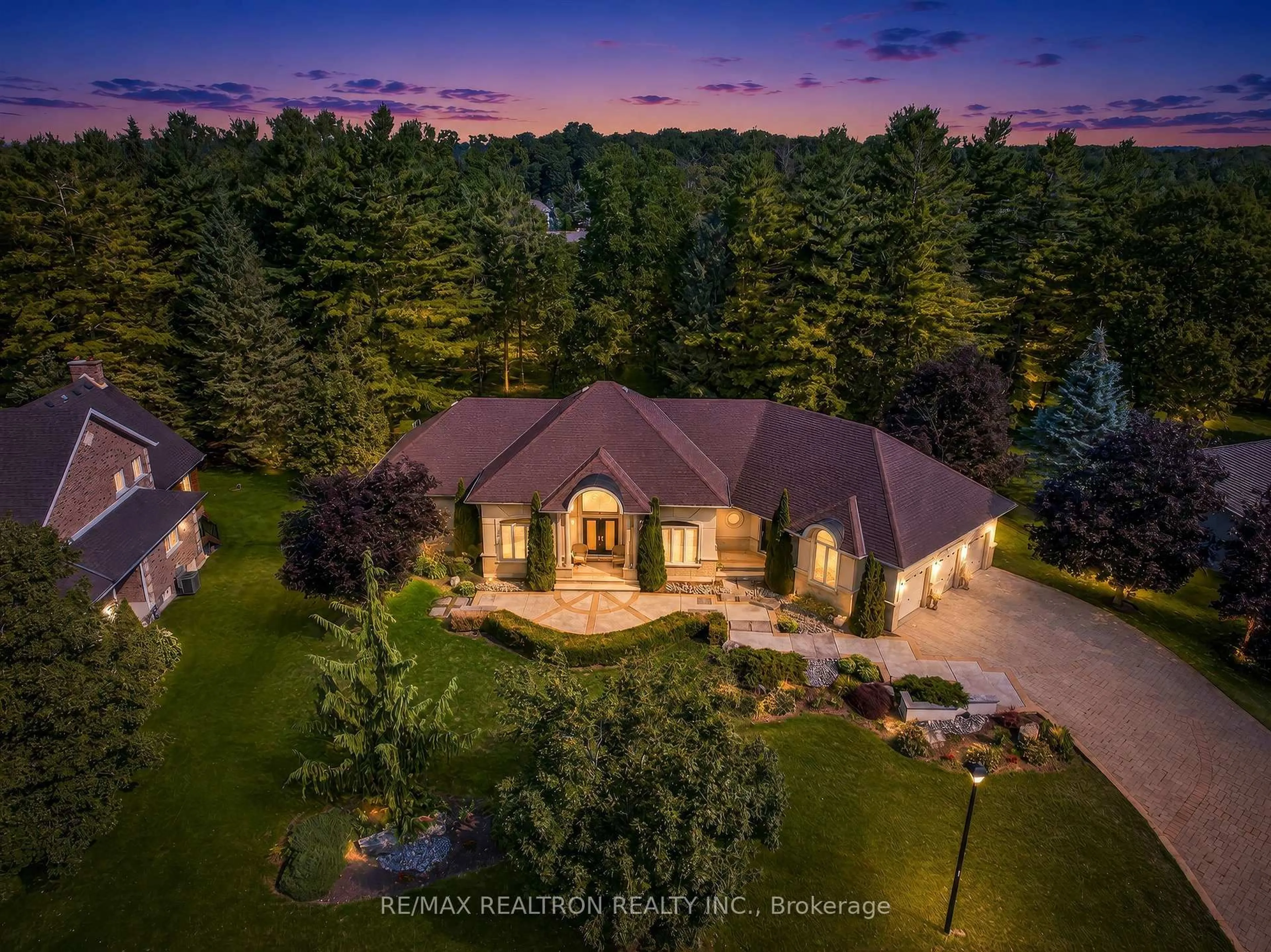 A pic from outside/outdoor area/front of a property/back of a property/a pic from drone, unknown for 24 Maplehyrn Ave, East Gwillimbury Ontario L0G 1V0
