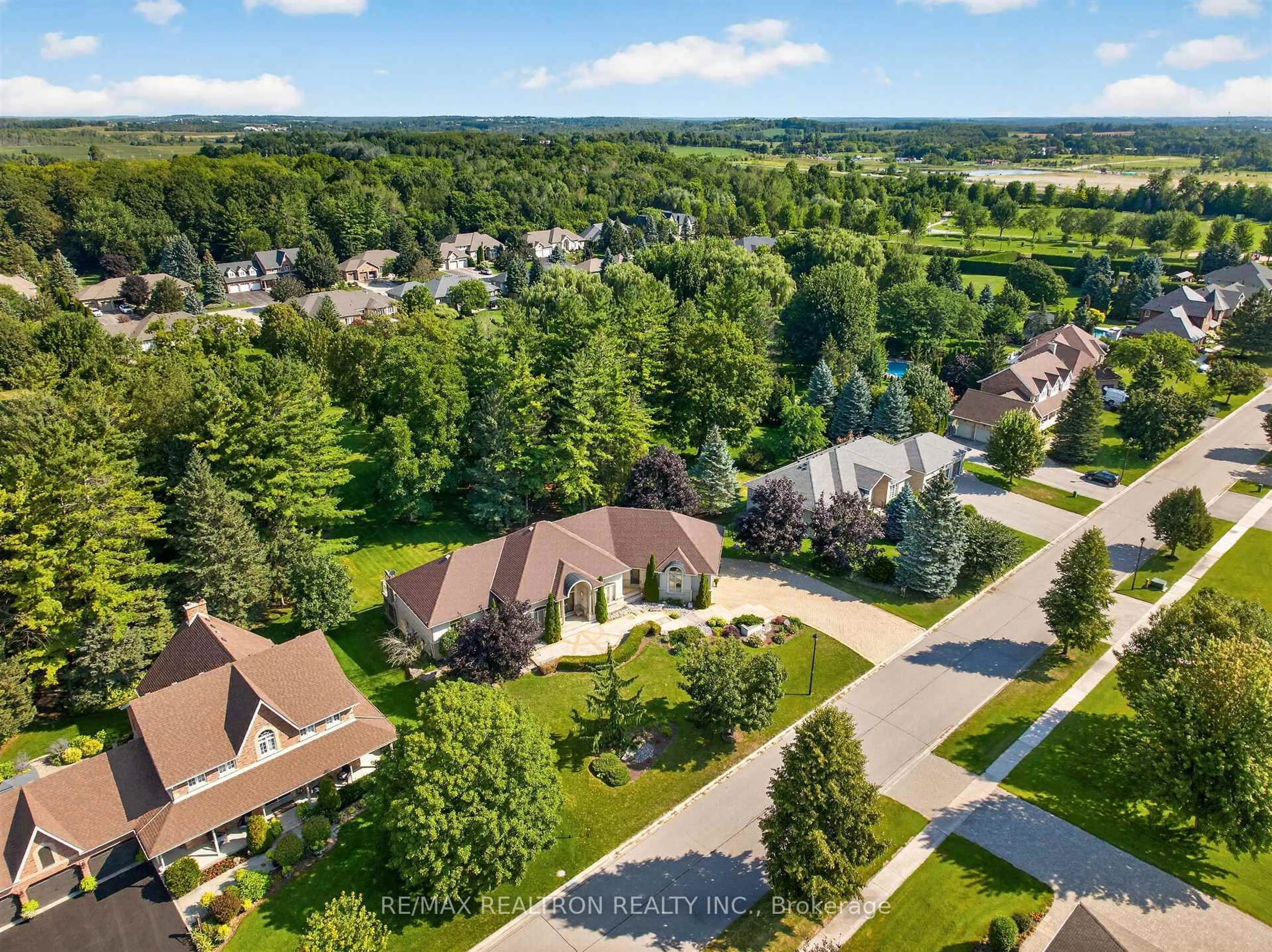 A pic from outside/outdoor area/front of a property/back of a property/a pic from drone, unknown for 24 Maplehyrn Ave, East Gwillimbury Ontario L0G 1V0