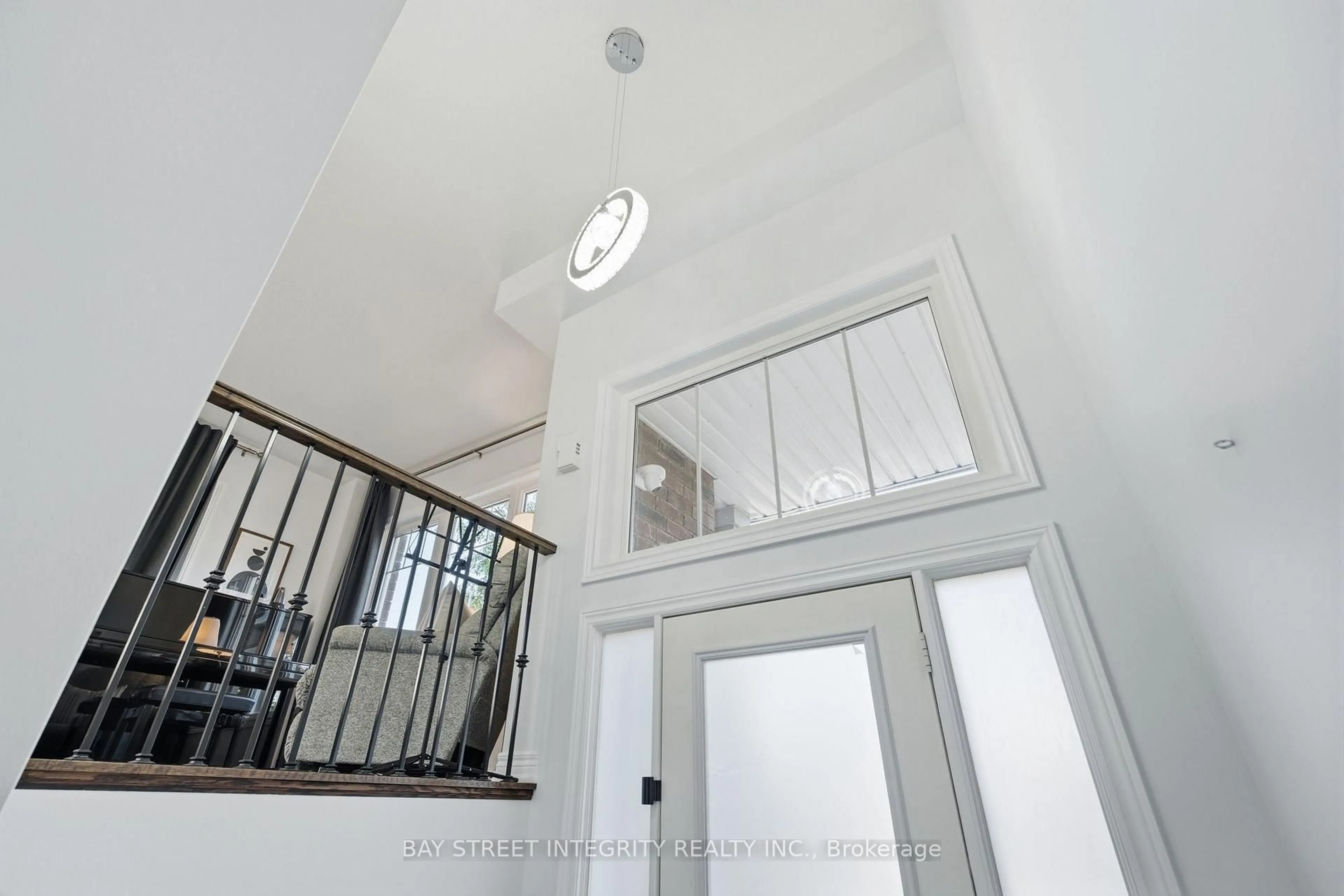 Indoor foyer for 980 Millard St, Whitchurch-Stouffville Ontario L4A 0T2
