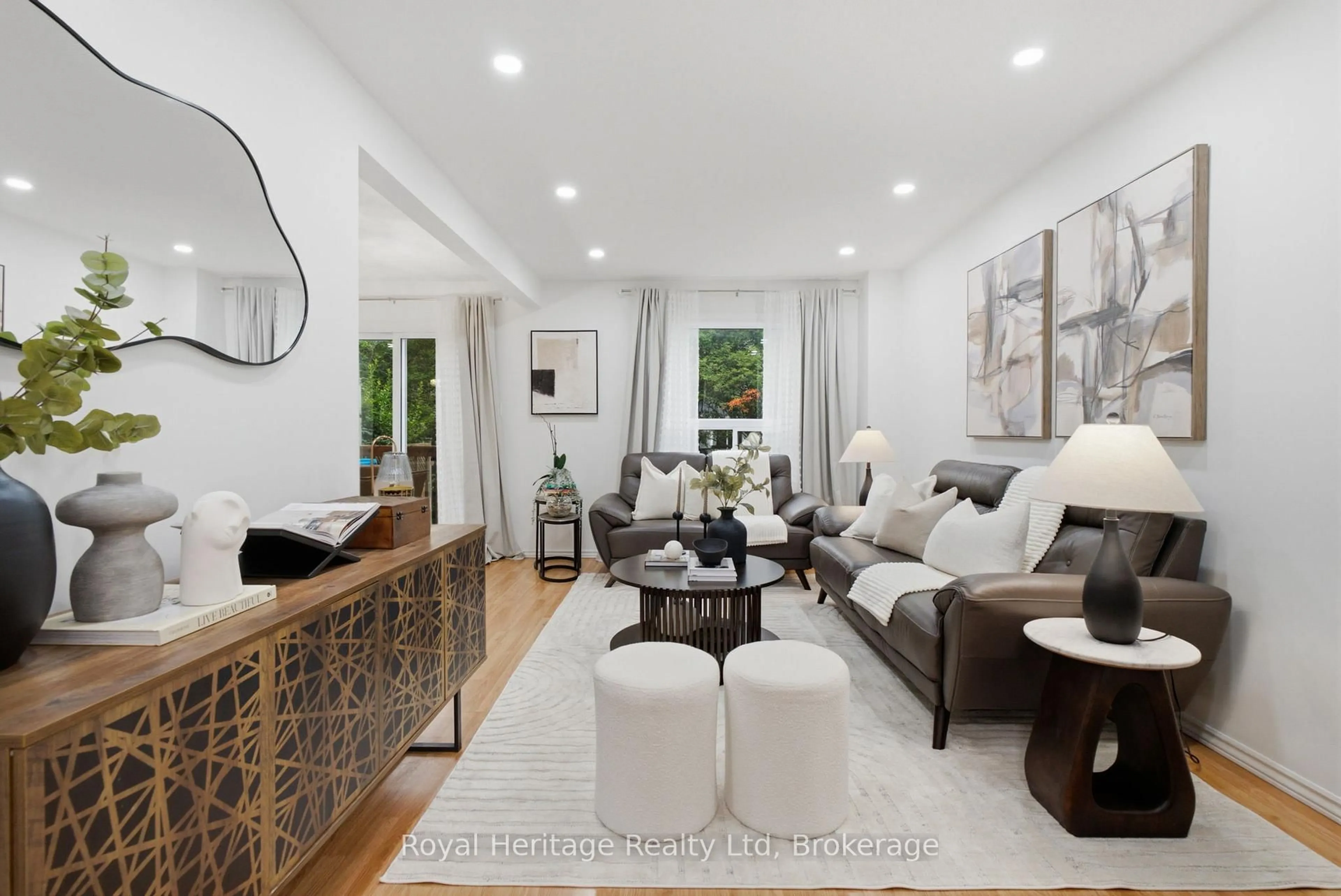 Living room with furniture, unknown for 115 Avenue Rd #26, Richmond Hill Ontario L4C 9N2