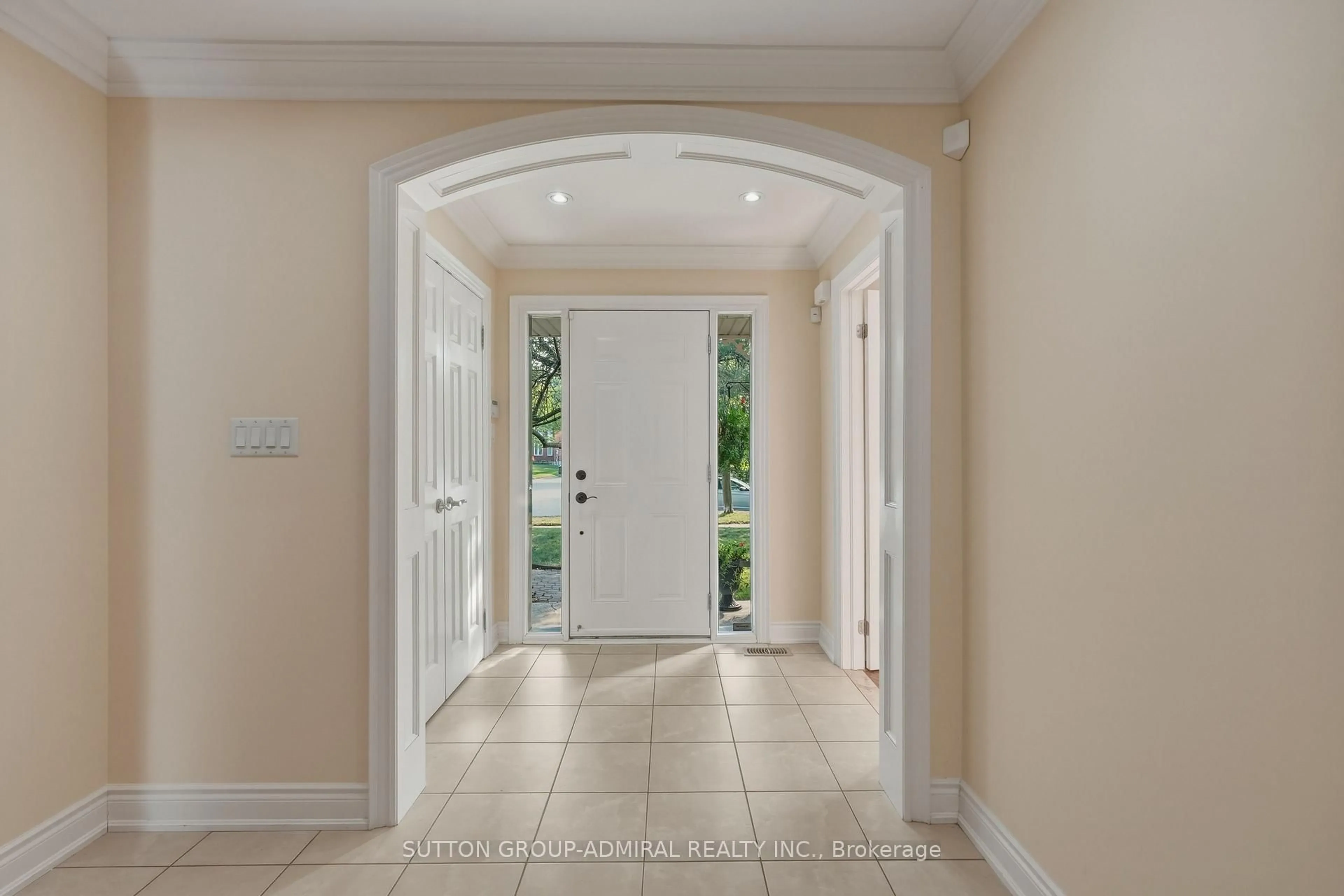 Indoor entryway for 90 Brillinger St, Richmond Hill Ontario L4C 8Y3