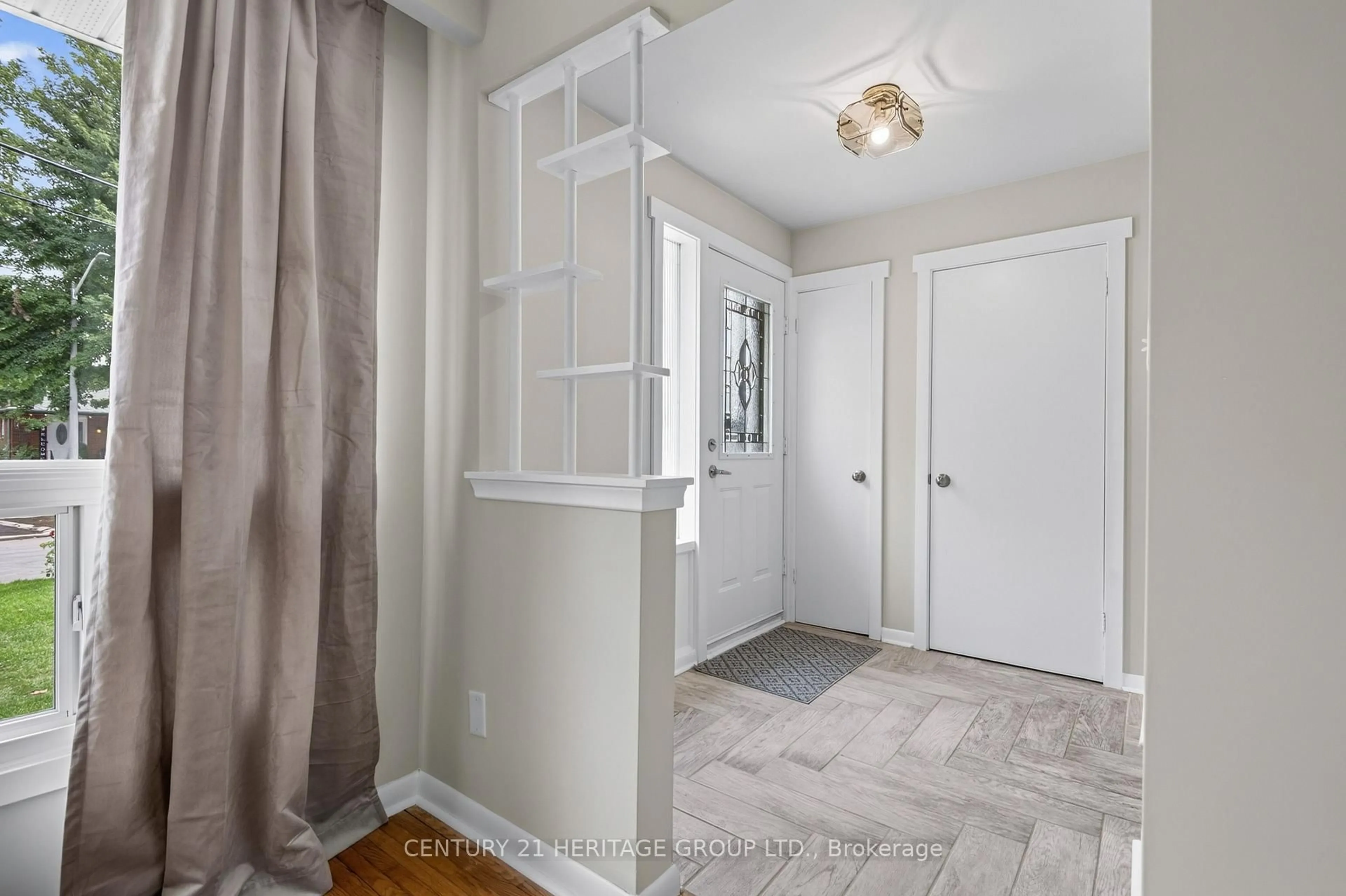 Indoor entryway for 72 Kulpin Ave, Bradford West Gwillimbury Ontario L3Z 1T7
