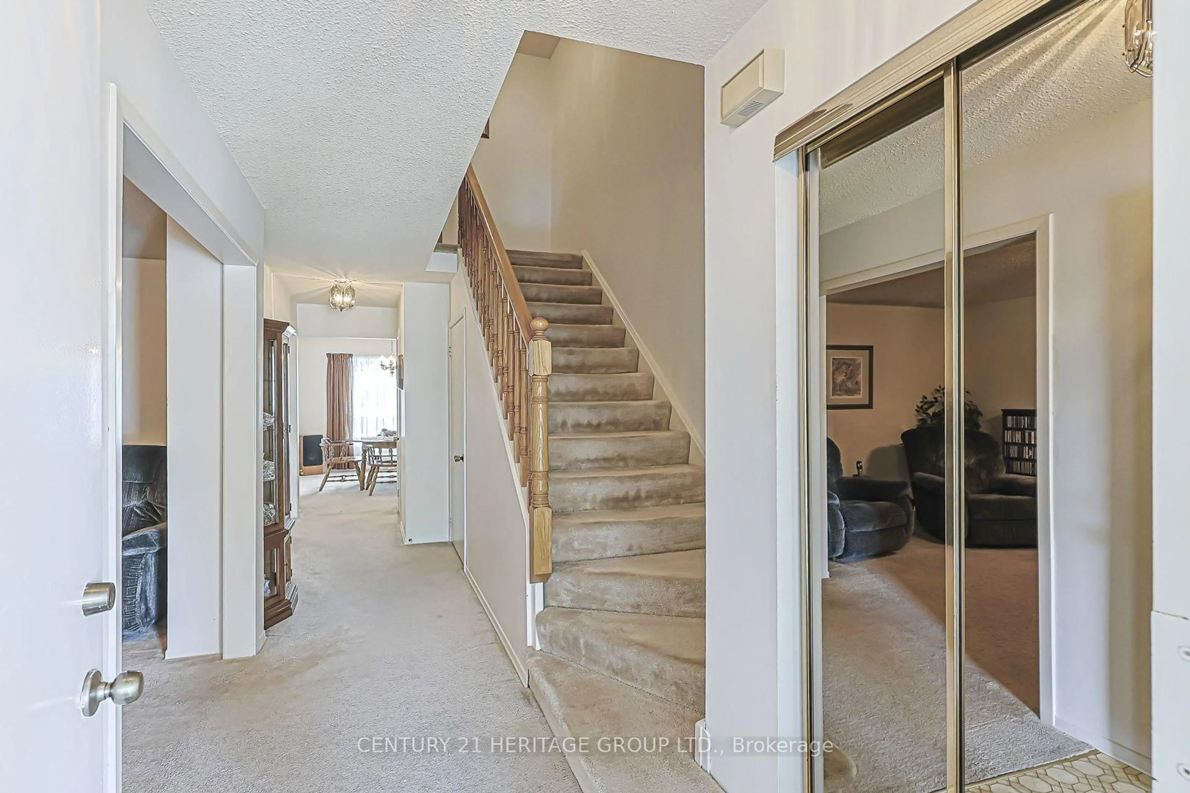 Indoor foyer for 10 Woodhall Rd, Markham Ontario L3S 1N9