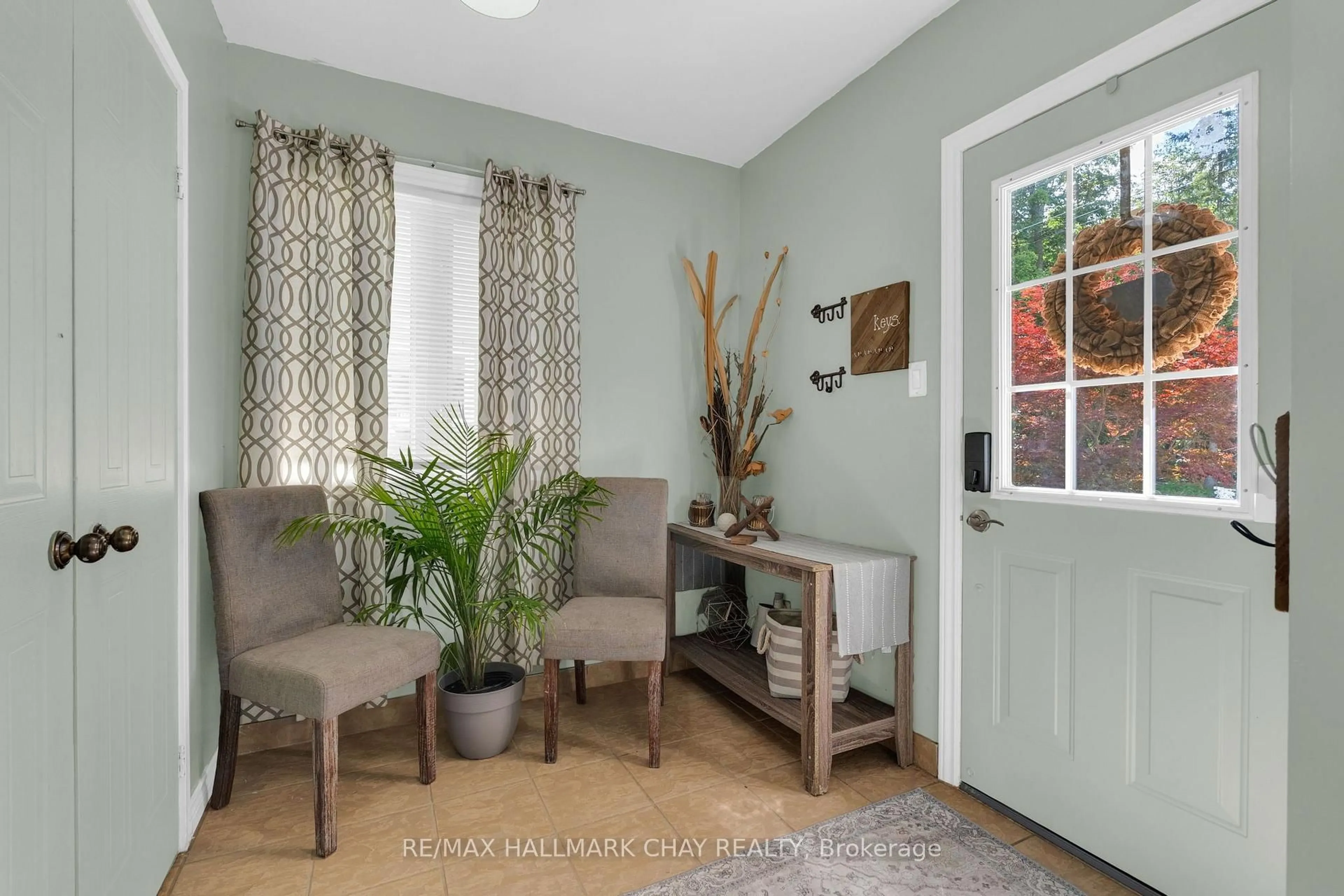Indoor entryway for 47 Lakeside Dr, Innisfil Ontario L9S 2T8