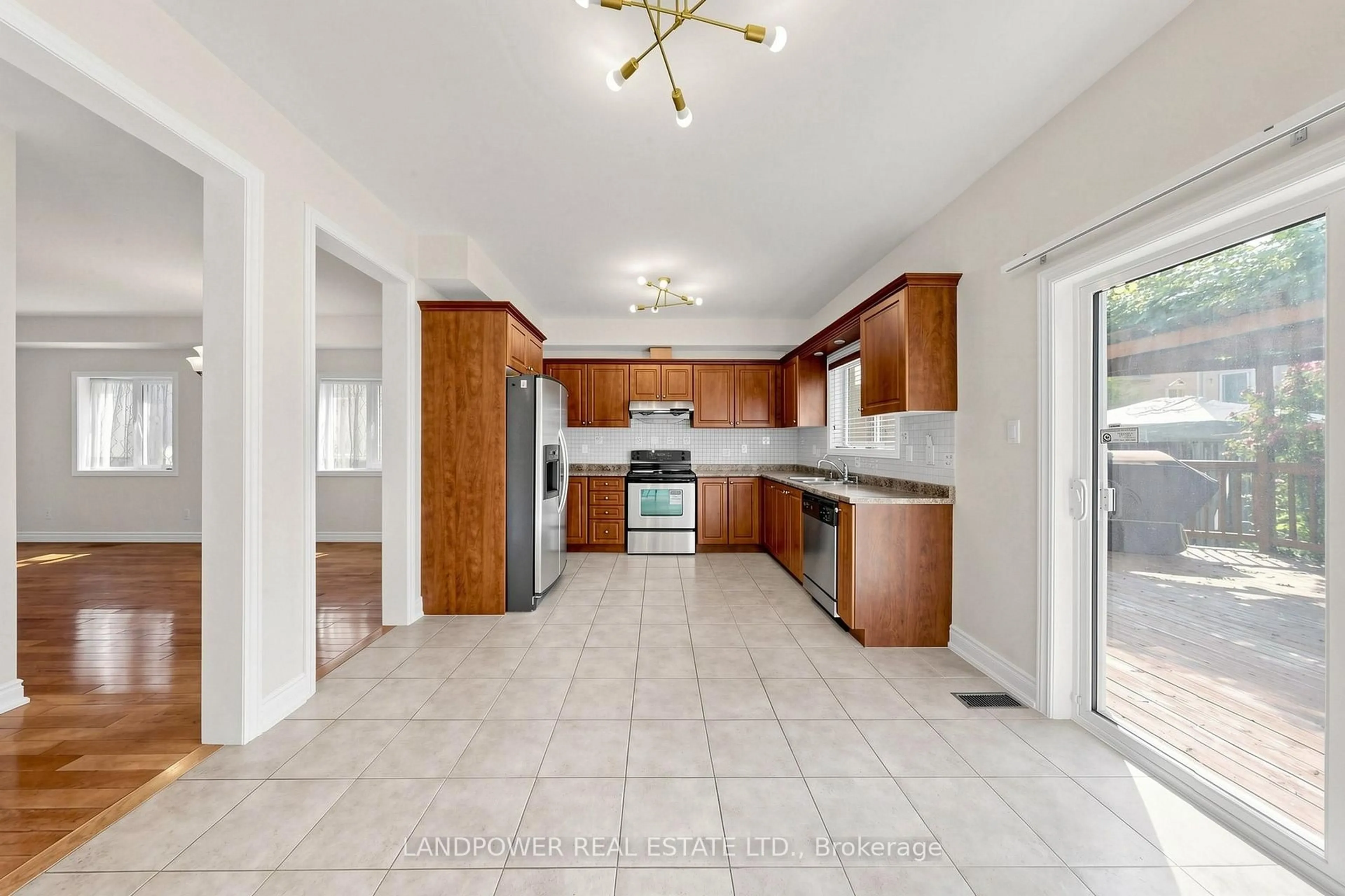 Open concept kitchen, ceramic/tile floor for 193 Helen Ave, Markham Ontario L3R 1J7
