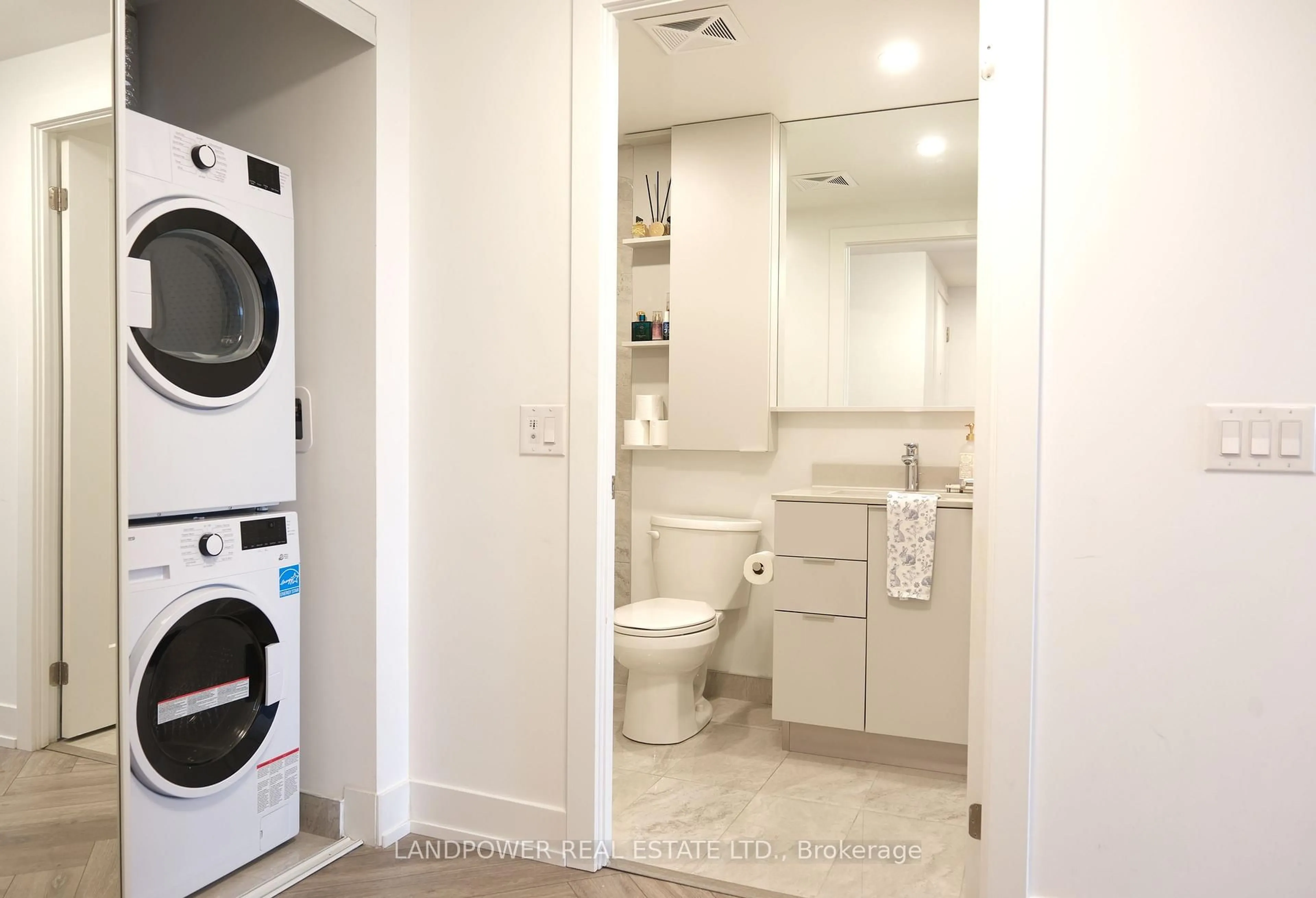 Standard bathroom, ceramic/tile floor for 9 Clegg Rd #819, Markham Ontario L6G 0H3