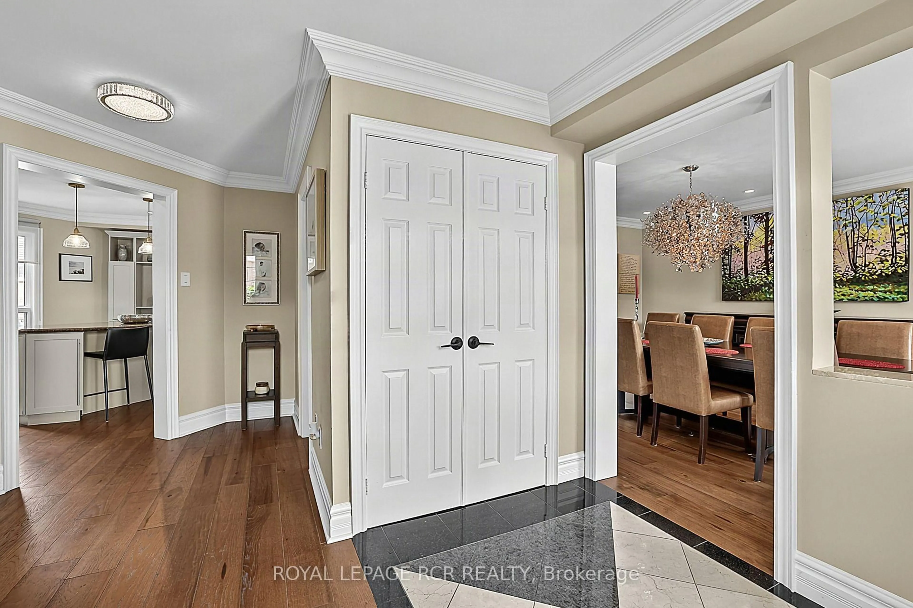 Indoor entryway for 411 Butler Crt, Aurora Ontario L4G 6G8