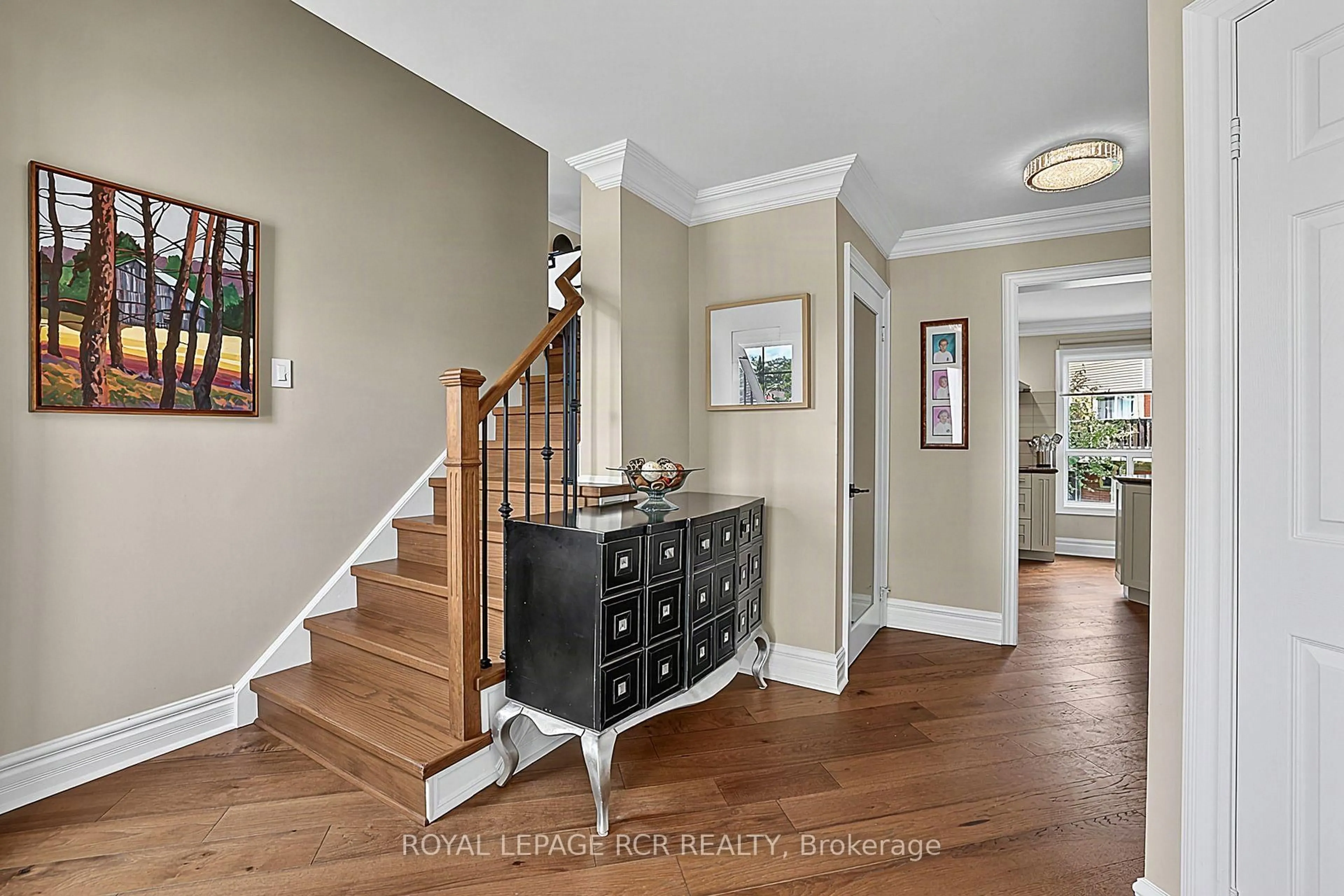 Indoor entryway for 411 Butler Crt, Aurora Ontario L4G 6G8