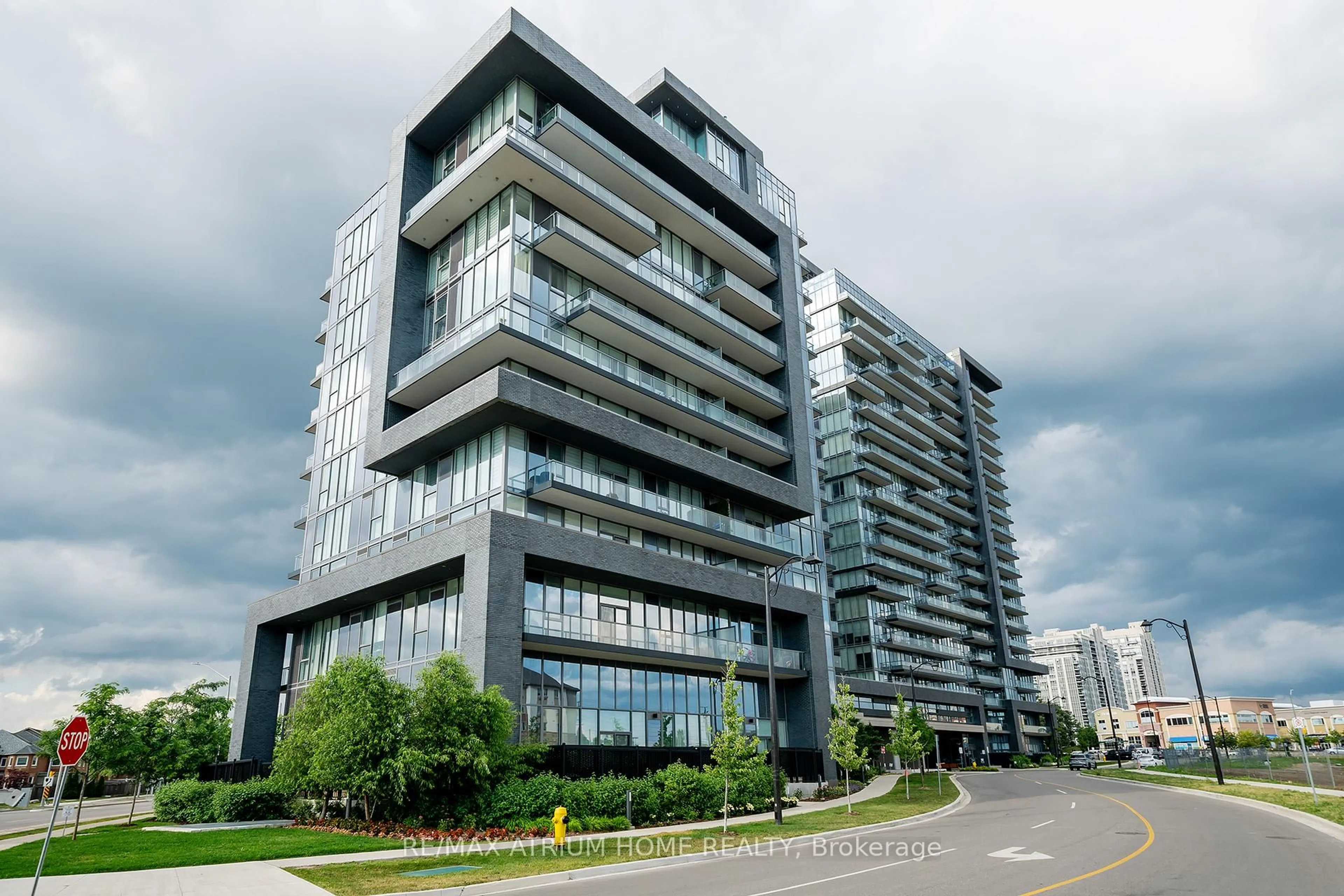 Indoor foyer for 10 Gatineau Dr #1004, Vaughan Ontario L4J 0L2